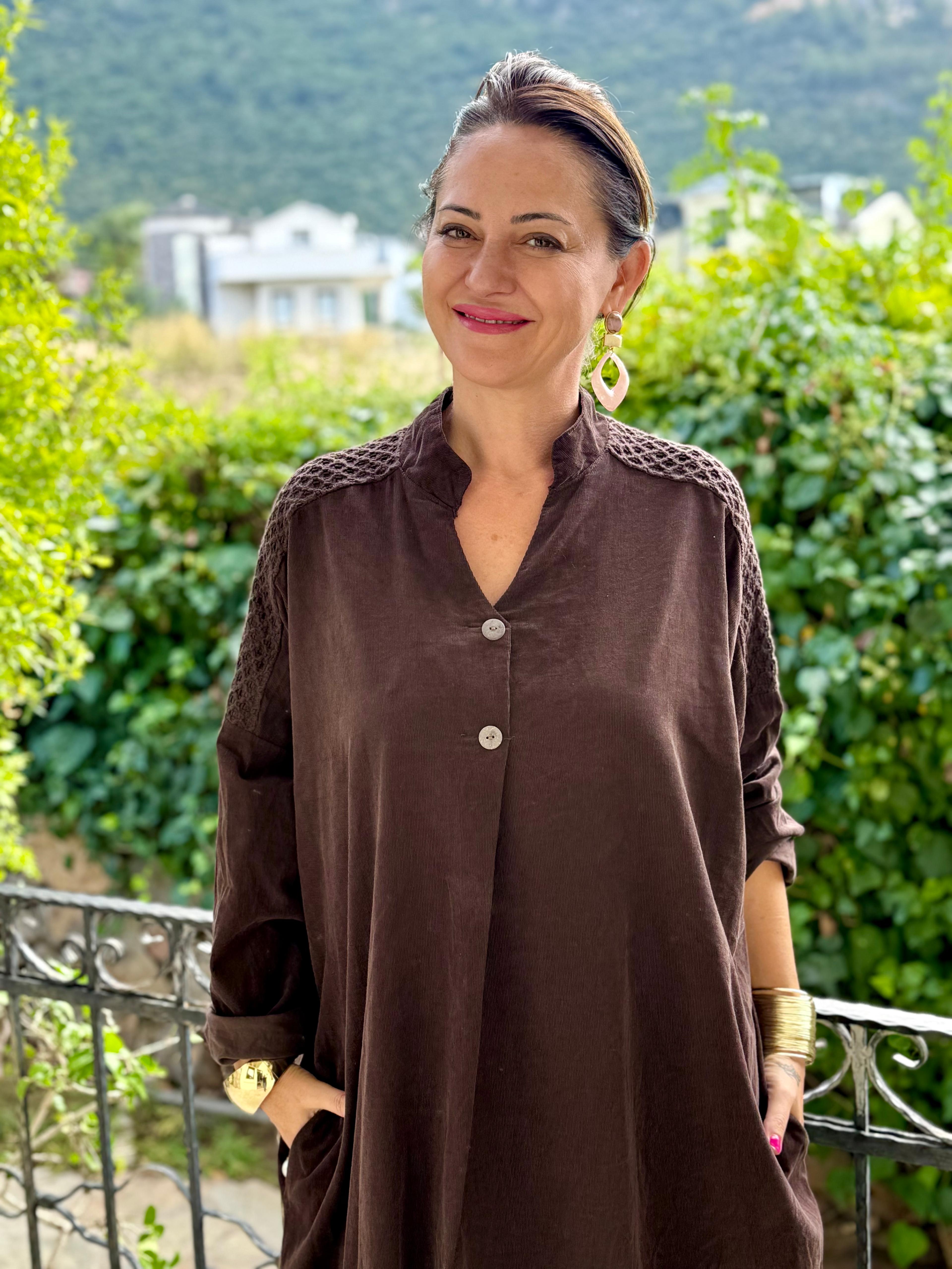 YG11383 Omuz Güpürlü Çiçekli İtalyan Kadife Elbise Kahverengi