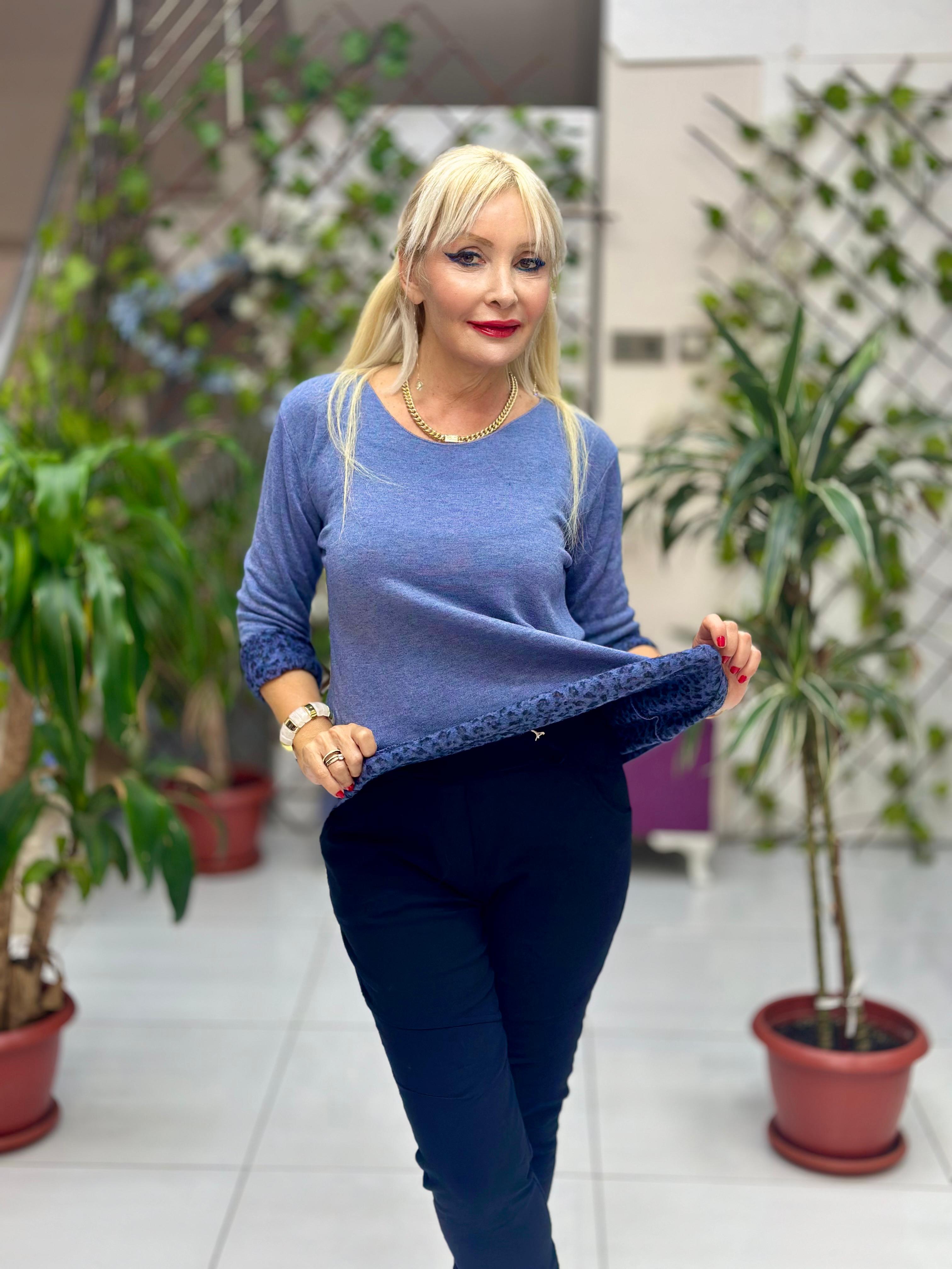 NC218181 İçi Leoparlı Yuvarlak Yaka Triko Büyük Kalıp Bluz Mavi