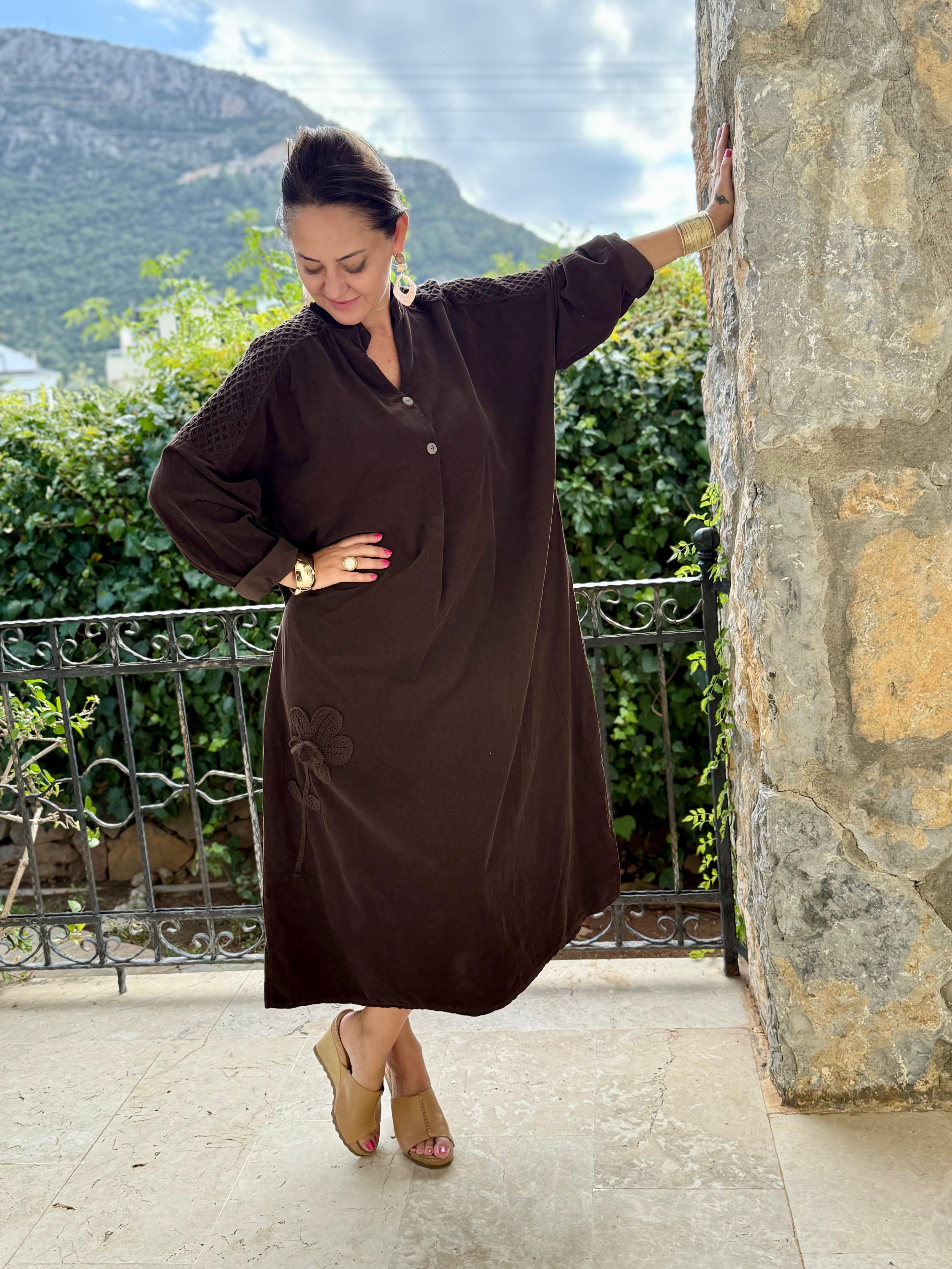 YG11383 Omuz Güpürlü Çiçekli İtalyan Kadife Elbise Kahverengi