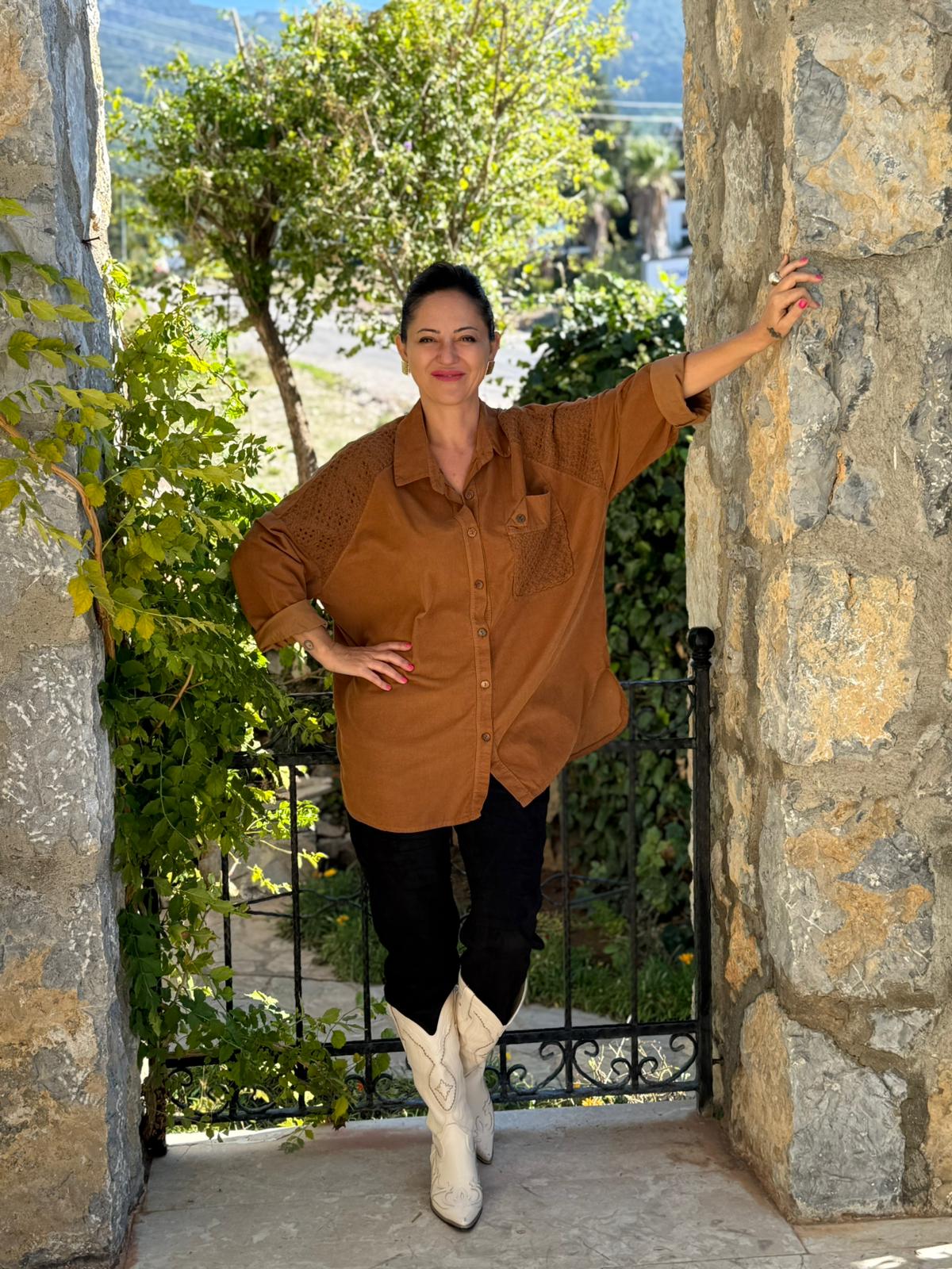 YG11439 Omuz ve Cep Detaylı İtalyan Kadife Gömlek Camel