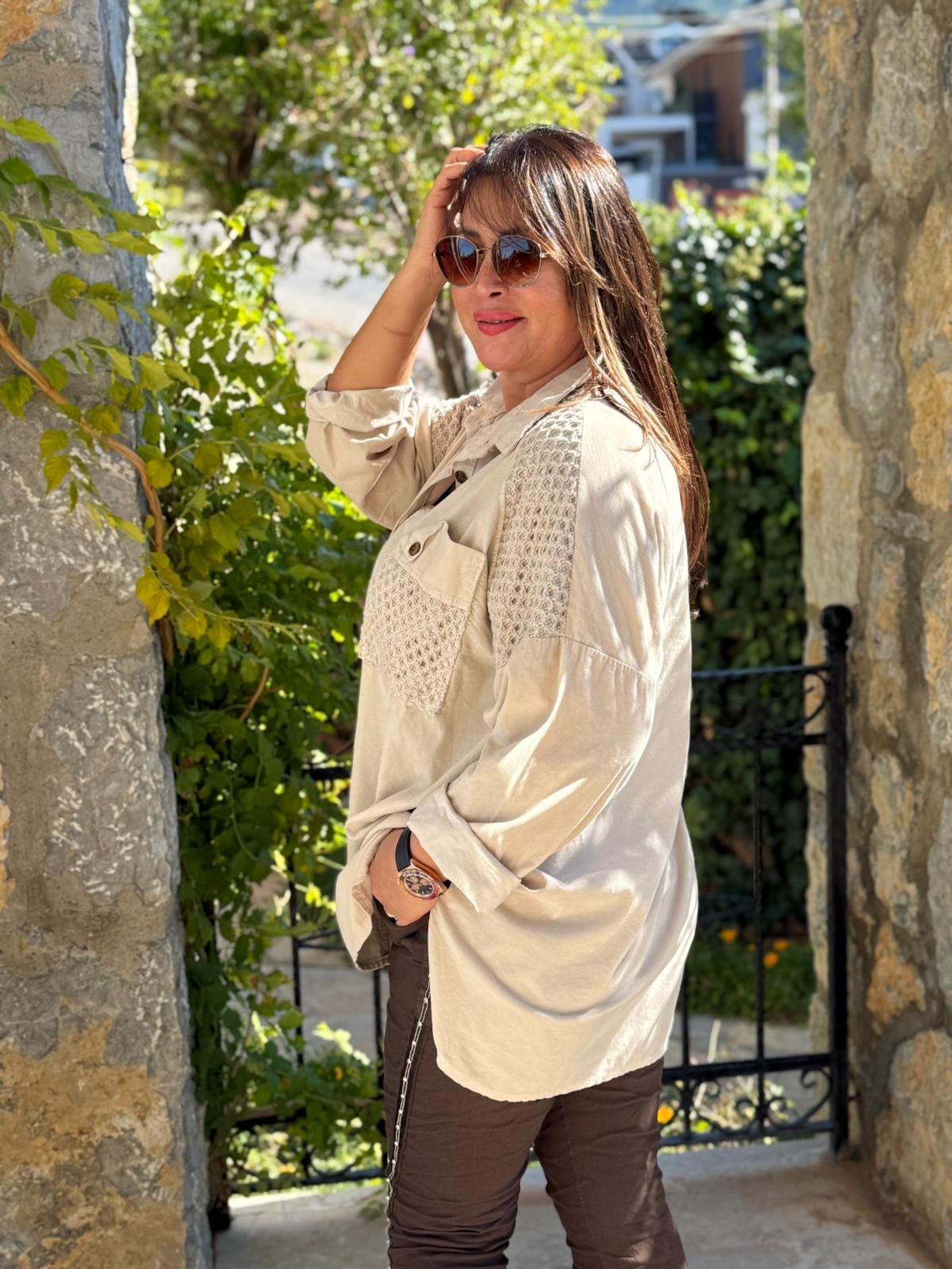 YG11439 Omuz ve Cep Detaylı İtalyan Kadife Gömlek Krem