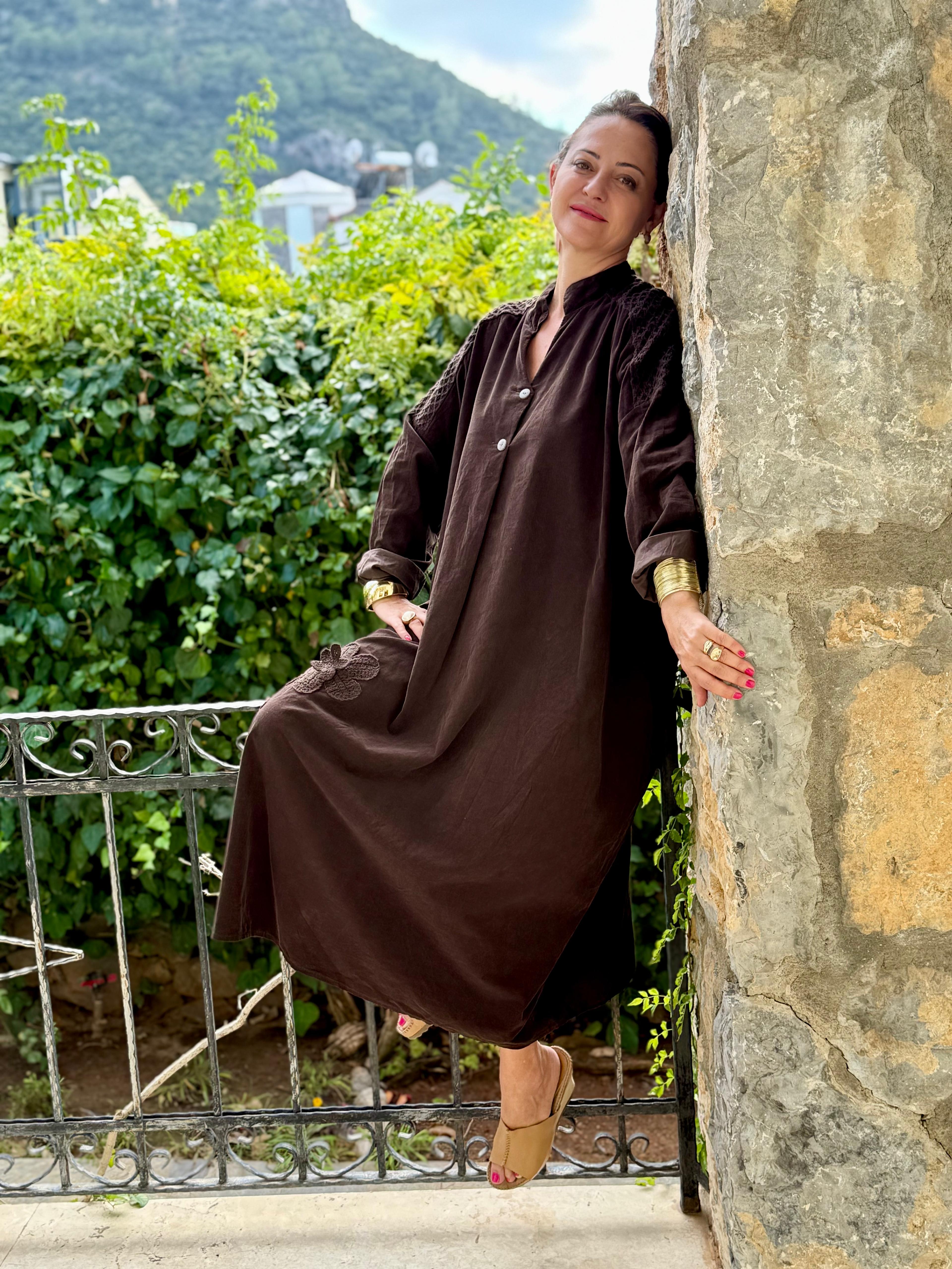 YG11383 Omuz Güpürlü Çiçekli İtalyan Kadife Elbise Kahverengi