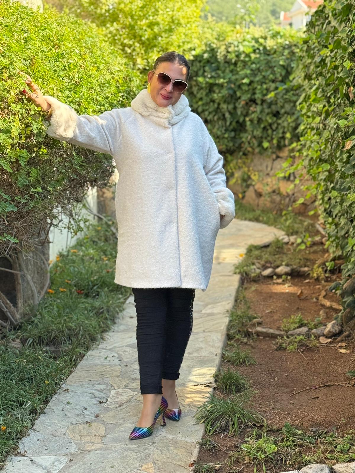 NC8028 Kürklü Düğmeli İtalyan Keçe Kaban Bej