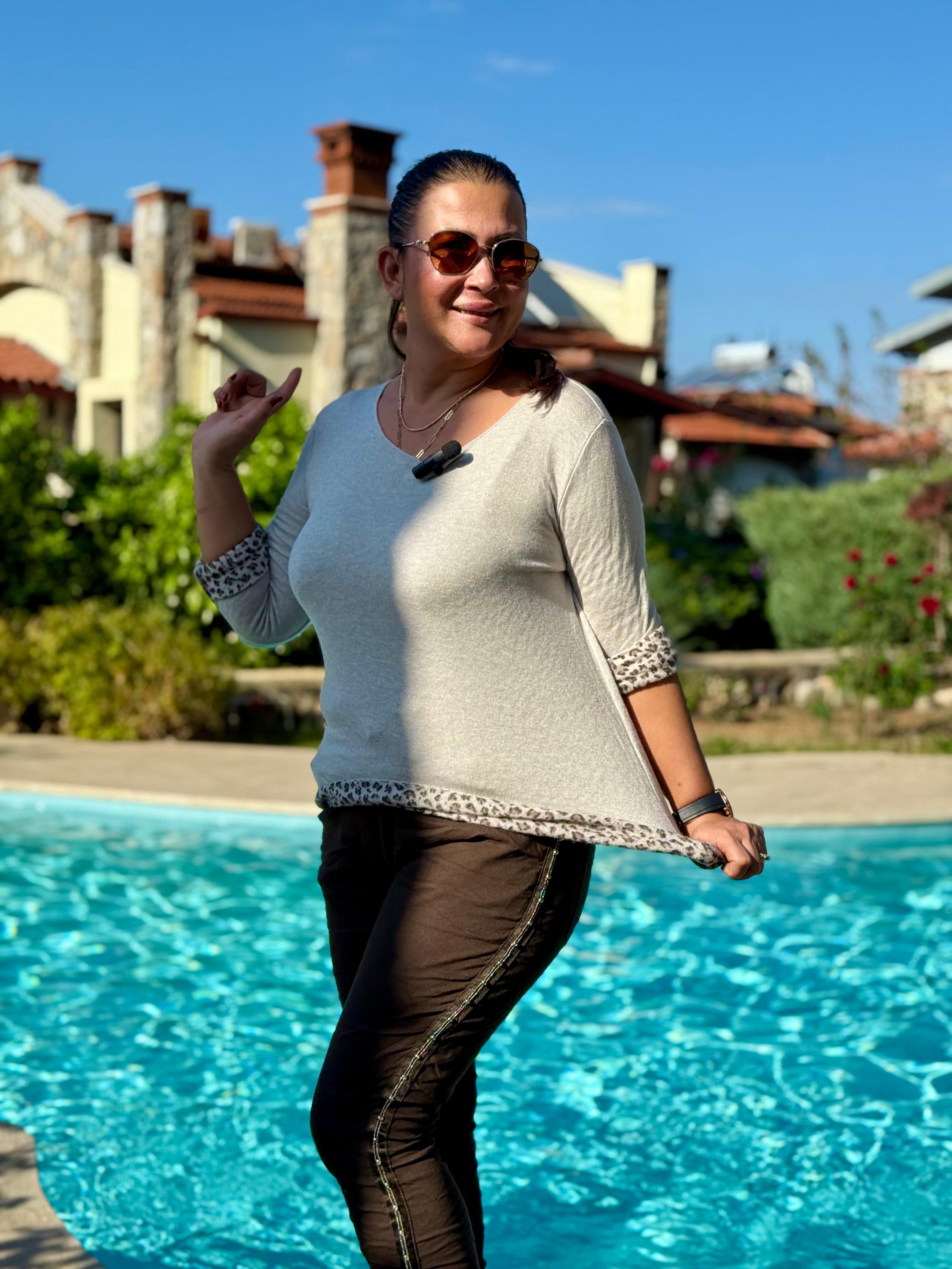 NC218181 İçi Leoparlı Yuvarlak Yaka Triko Büyük Kalıp Bluz Bej