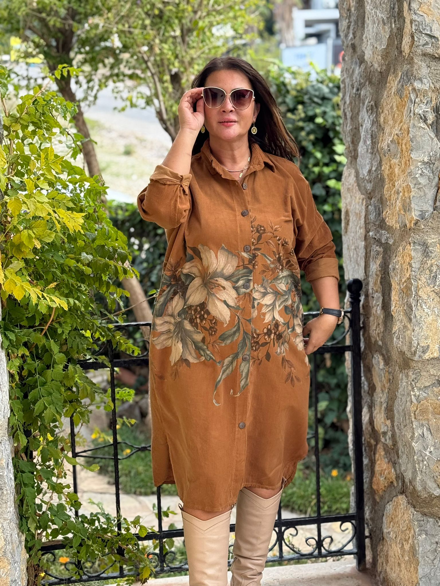 YG11410 Çiçek Baskılı Erkek Yaka  İtalyan Kadife Gömlek Elbise Camel