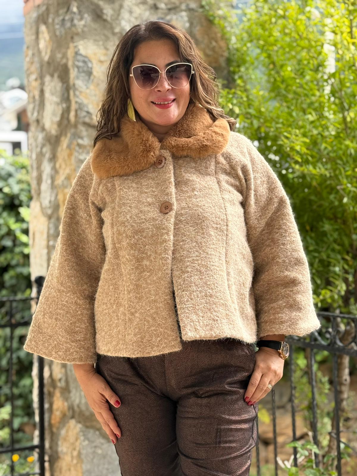 NC8113 Yakası Kürklü Düğmeli İtalyan Kısa Keçe Ceket Camel