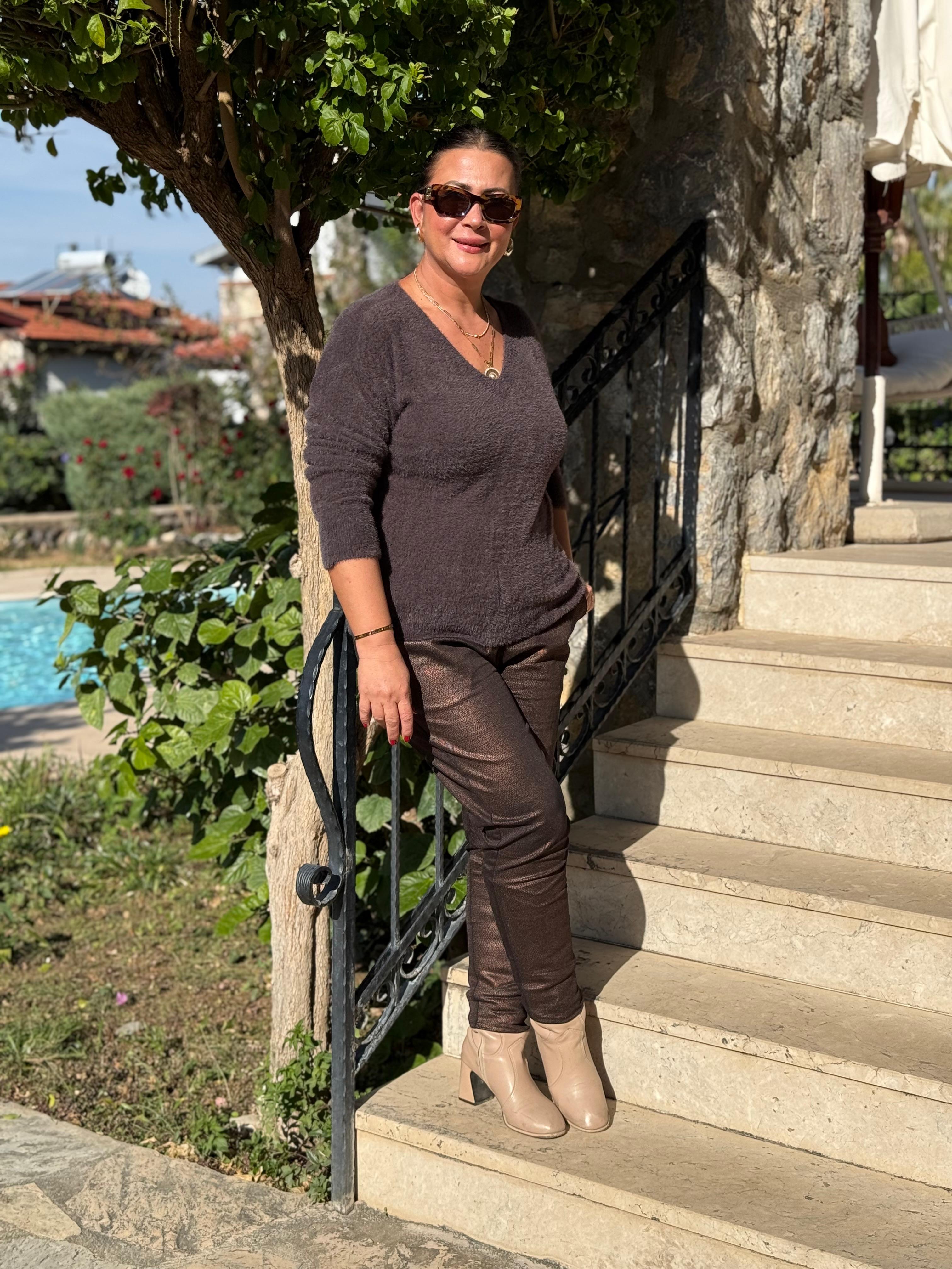 YG24029 İtalyan V Yaka Peluş Angora Kazak Kahverengi