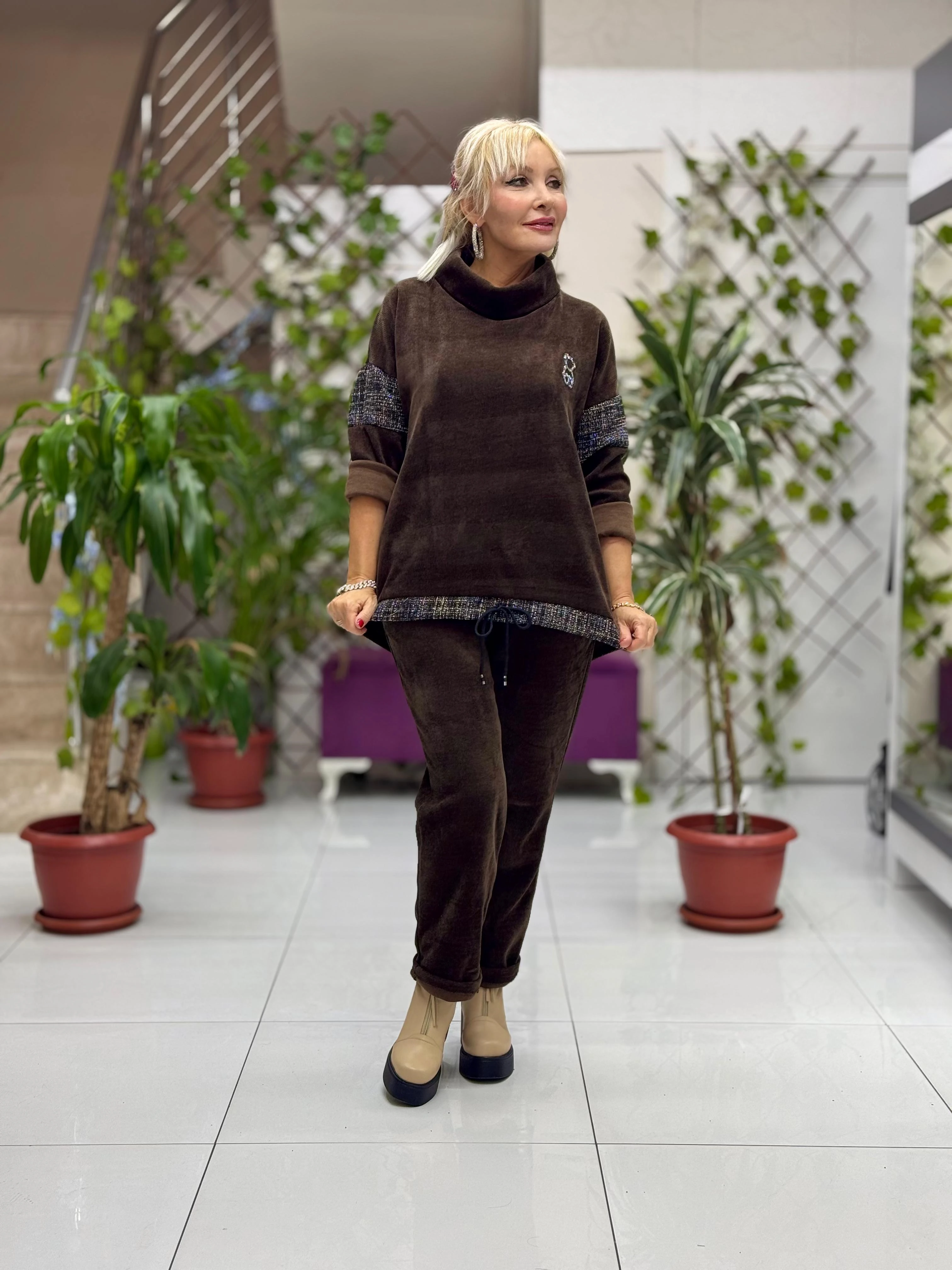 NC15517 Degaje Yaka Ayıcık Taşlı İtalyan Kadife Takım Kahverengi