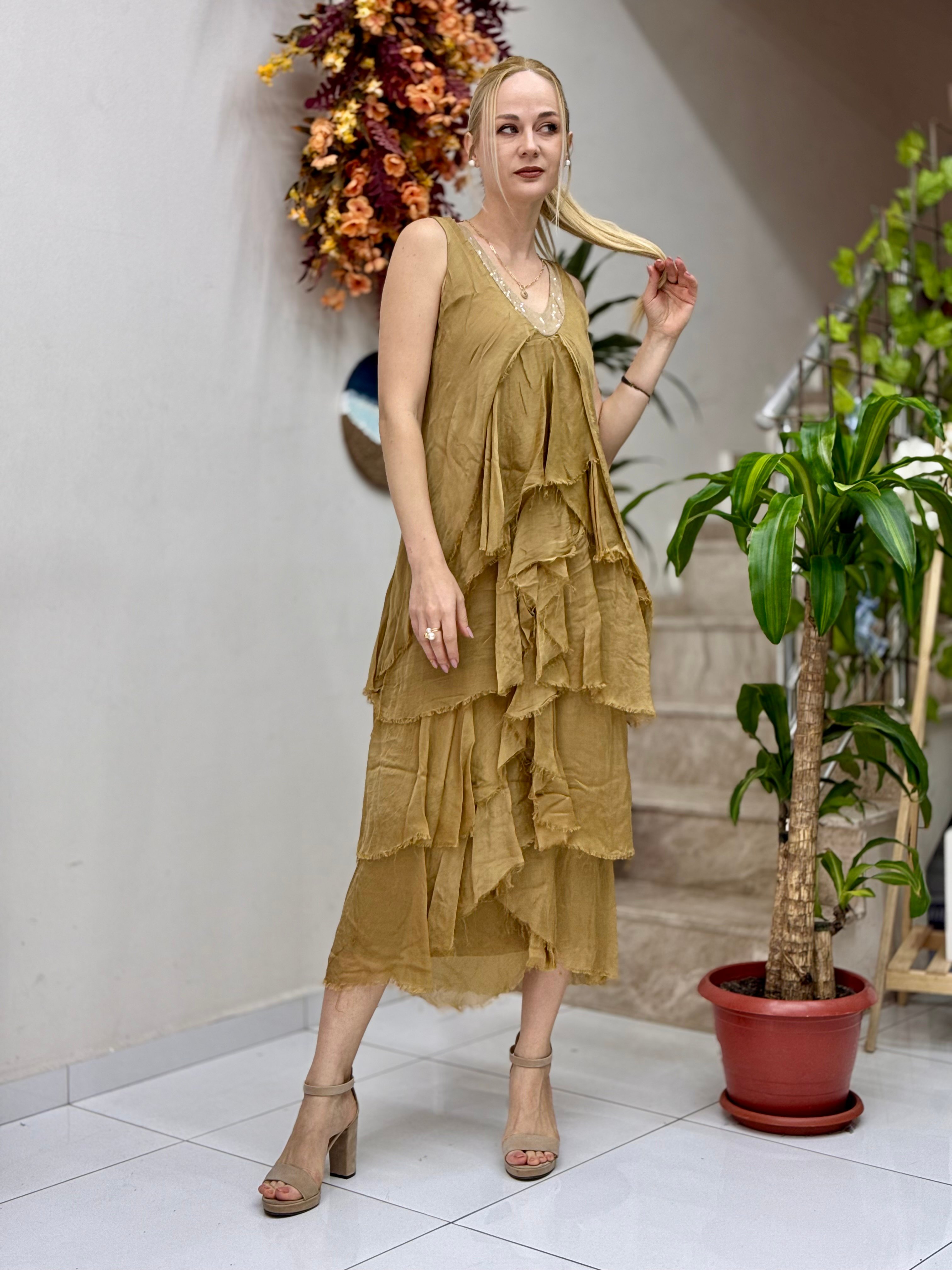 NC61460 İtalyan Askılı Yaka Pullu Fırfırlı İpek Elbise Camel