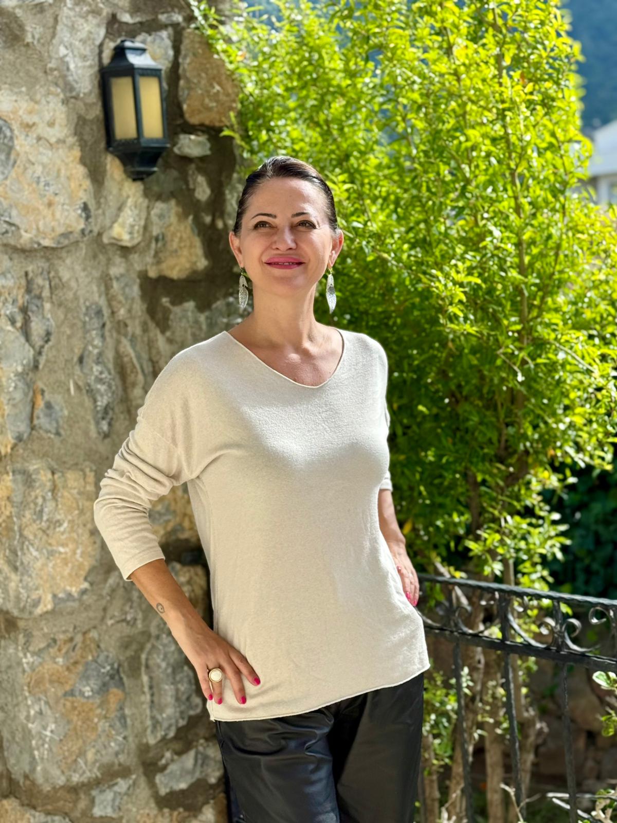 YG5901 İçi Çiçekli V Yaka İtalyan Triko Bluz Krem