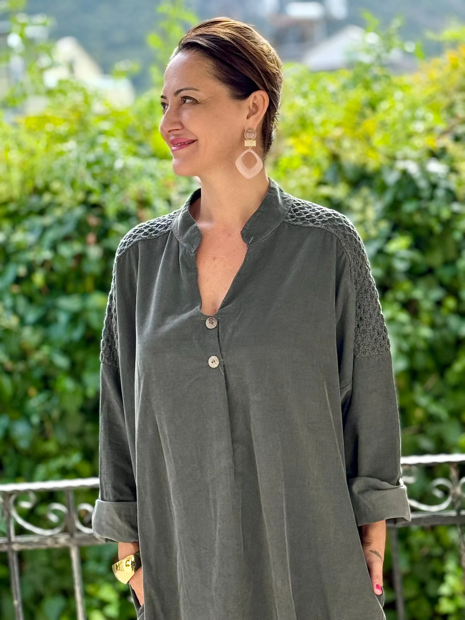 YG11383 Omuz Güpürlü Çiçekli İtalyan Kadife Elbise Füme