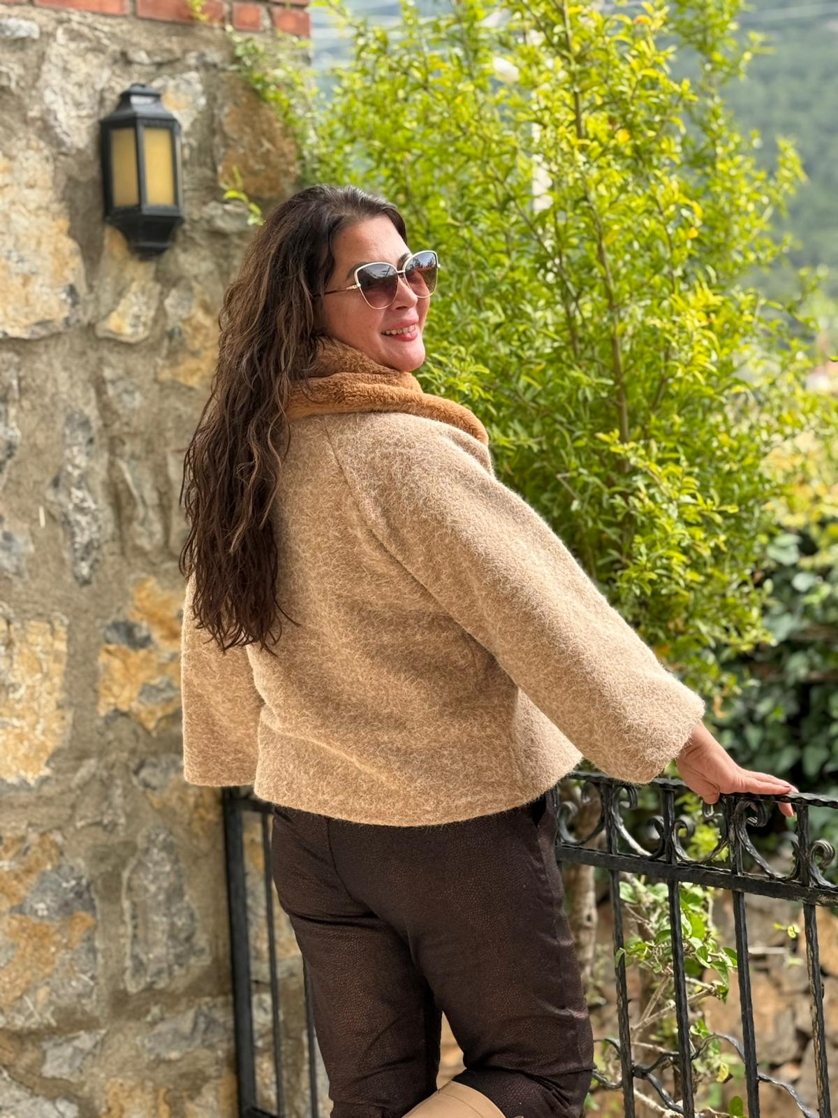 NC8113 Yakası Kürklü Düğmeli İtalyan Kısa Keçe Ceket Camel