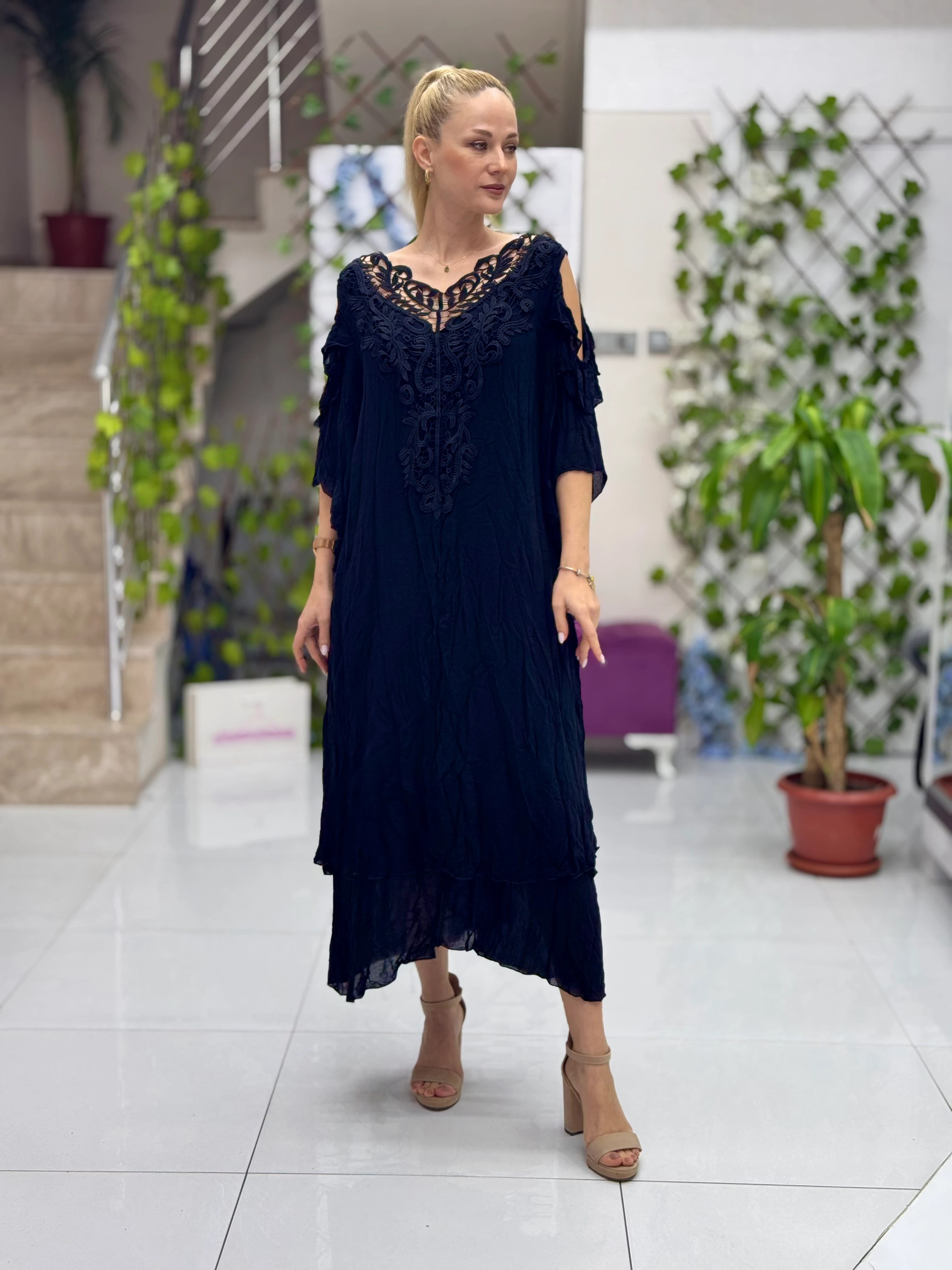 M7206 Vestido de gasa con ventana en los hombros Negro