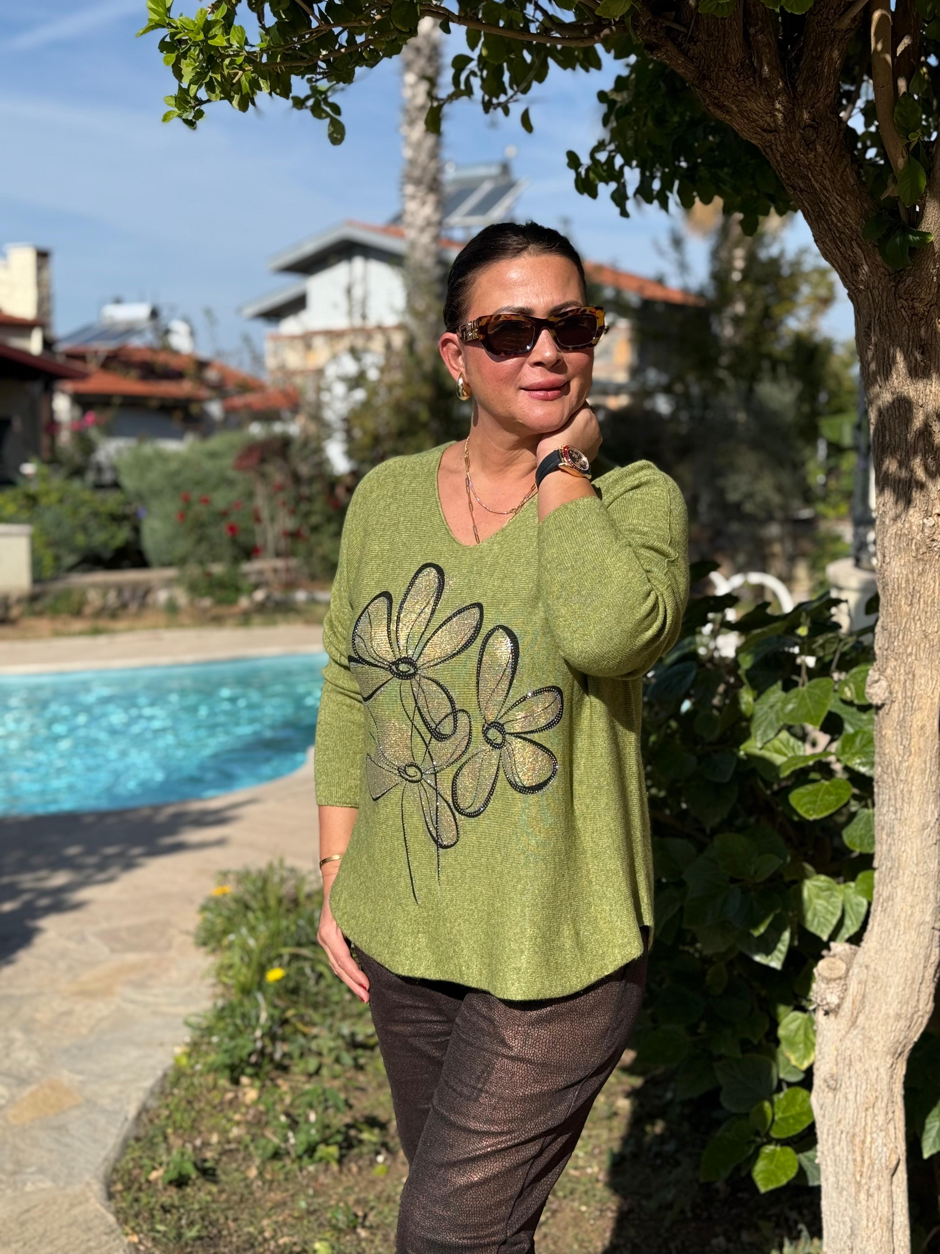 YG8022 Çiçek Desenli Taşlı İtalyan Triko Bluz Fıstık