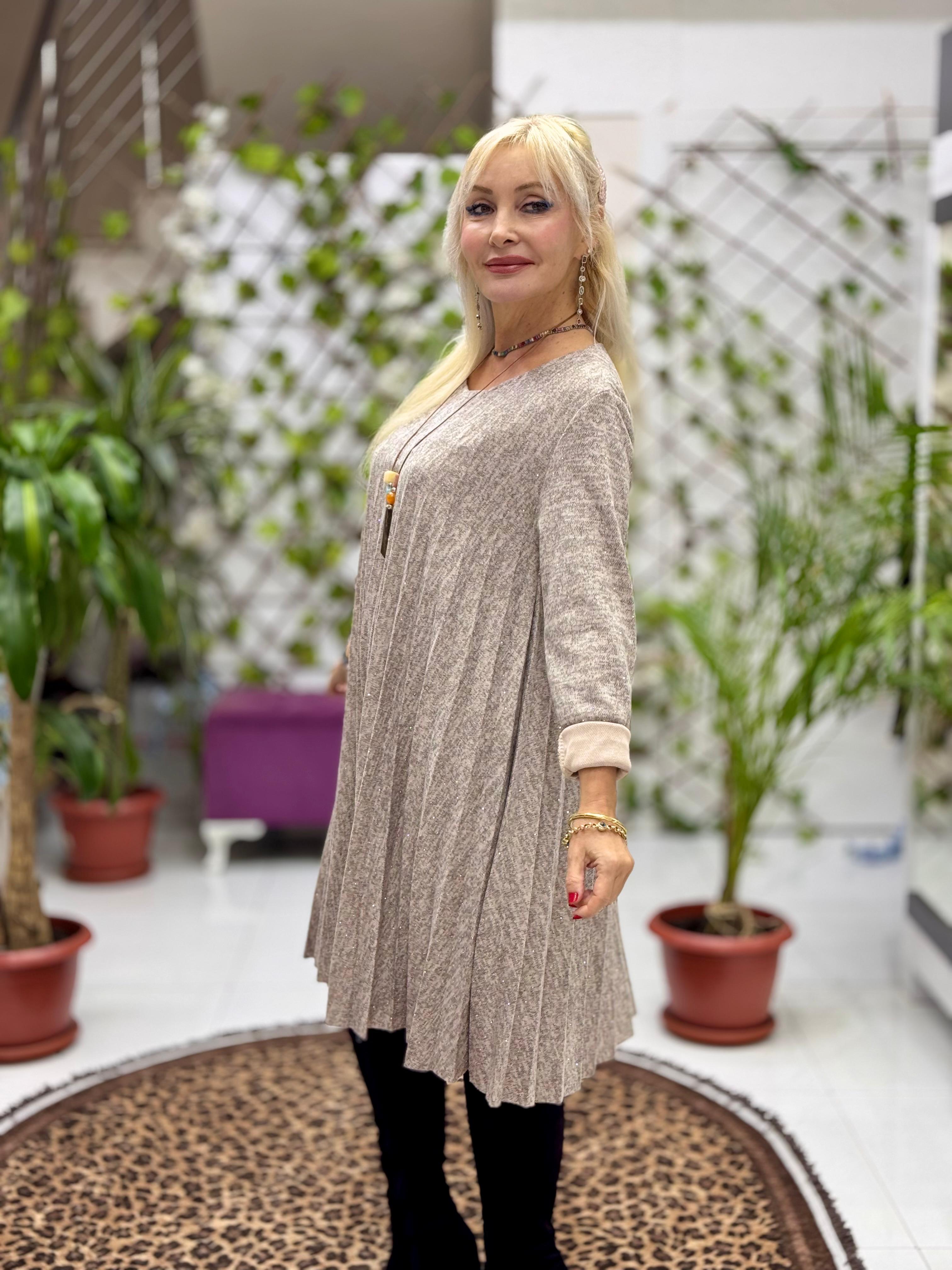 NC21419 Kolyeli Taşlı Pileli İtalyan Triko Elbise Bej