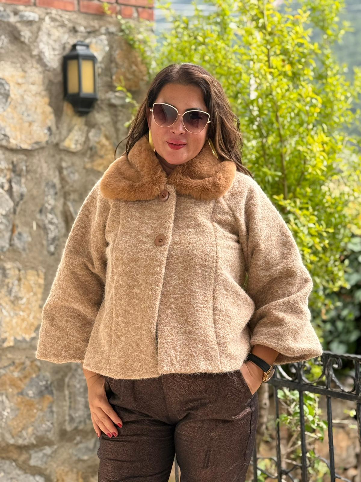 NC8113 Yakası Kürklü Düğmeli İtalyan Kısa Keçe Ceket Camel