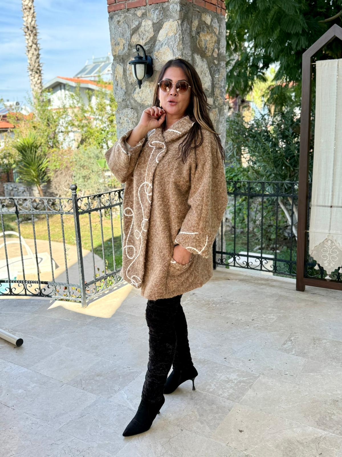 YG89052 Degaje Yaka Üstten Kapamalı Cepli İtalyan Keçe Kaban Camel