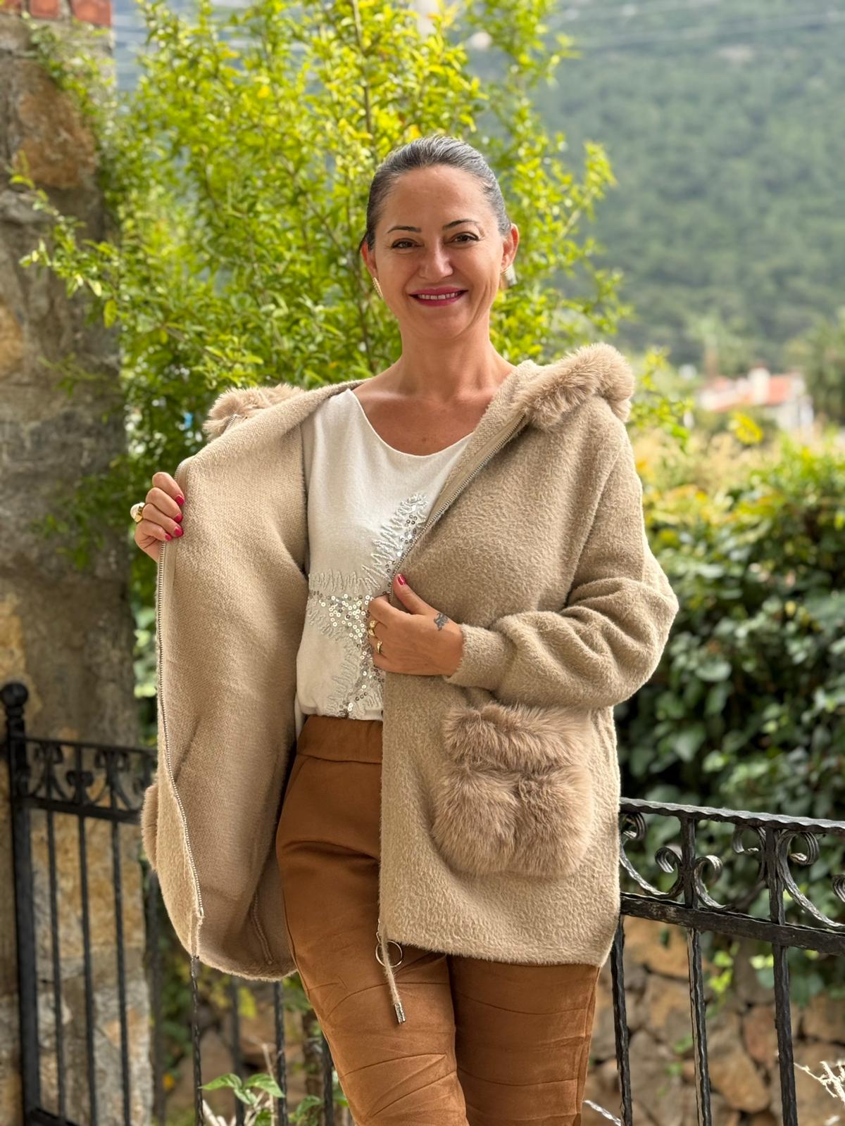 N33035 Abrigo Angora Con Capucha Y Bolsillos Crema