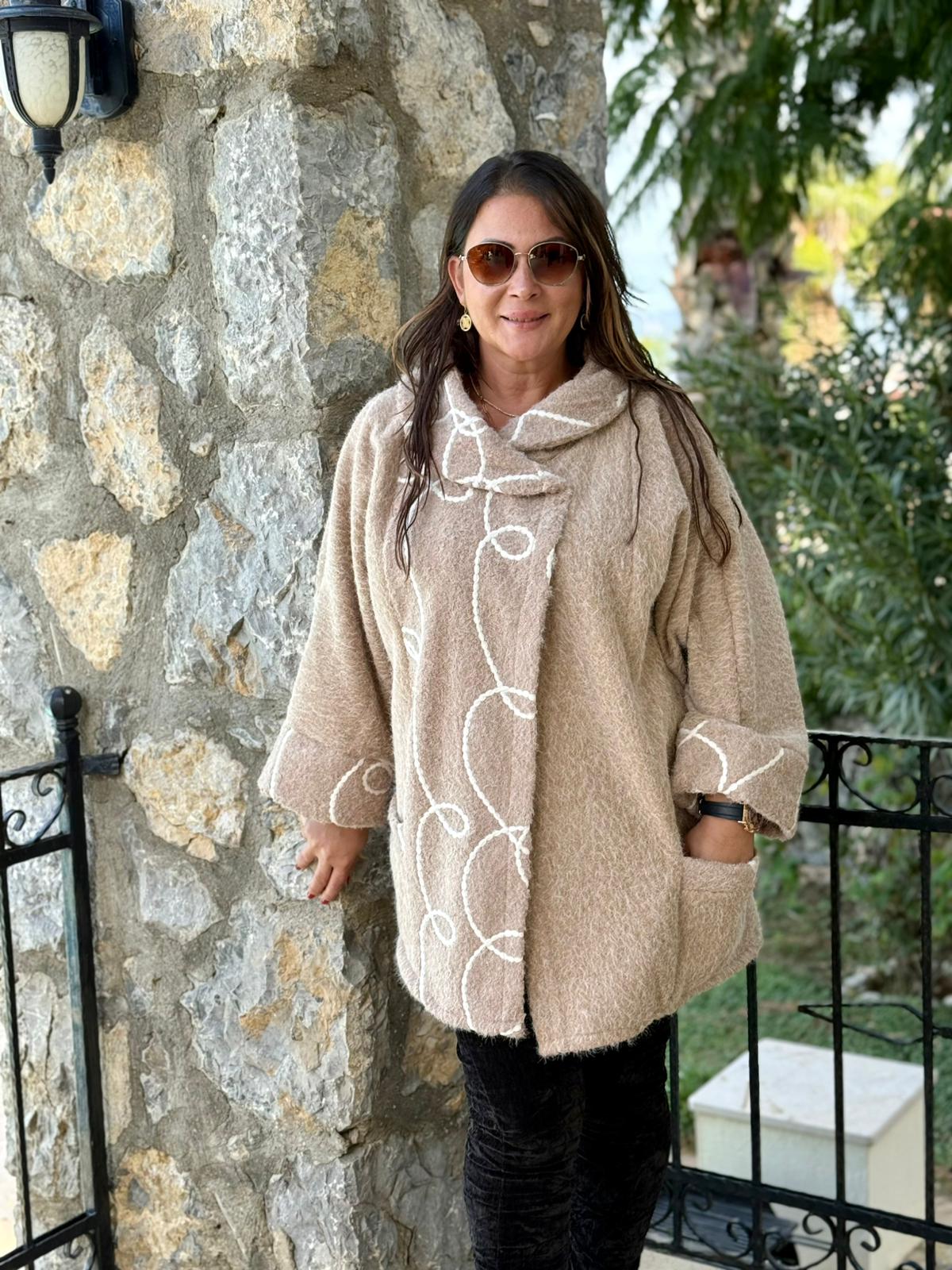 YG89052 Degaje Yaka Üstten Kapamalı Cepli Keçe Kaban Bej