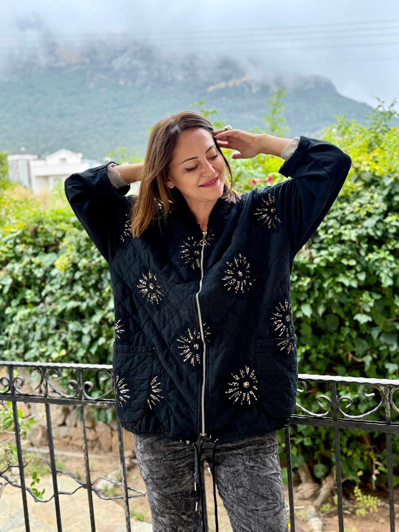 YG13176 Pulpayetli Brodeli İtalyan Kapitone Ceket Siyah