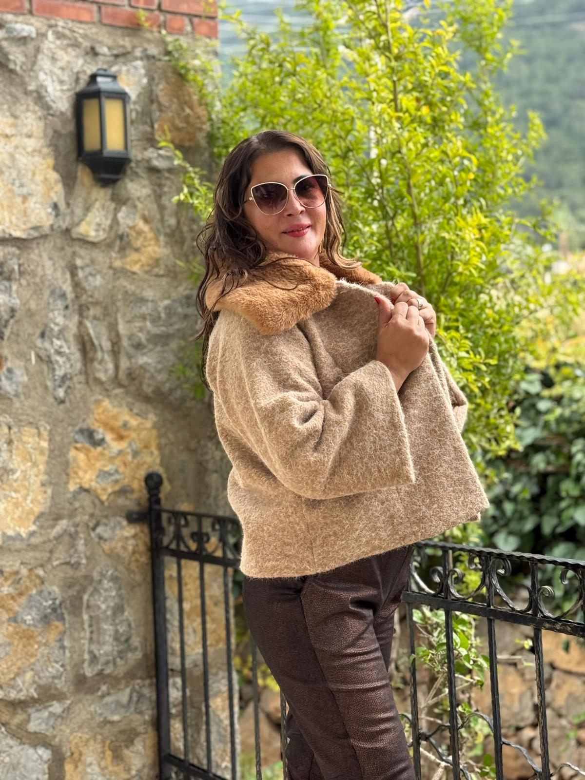 NC8113 Yakası Kürklü Düğmeli İtalyan Kısa Keçe Ceket Camel