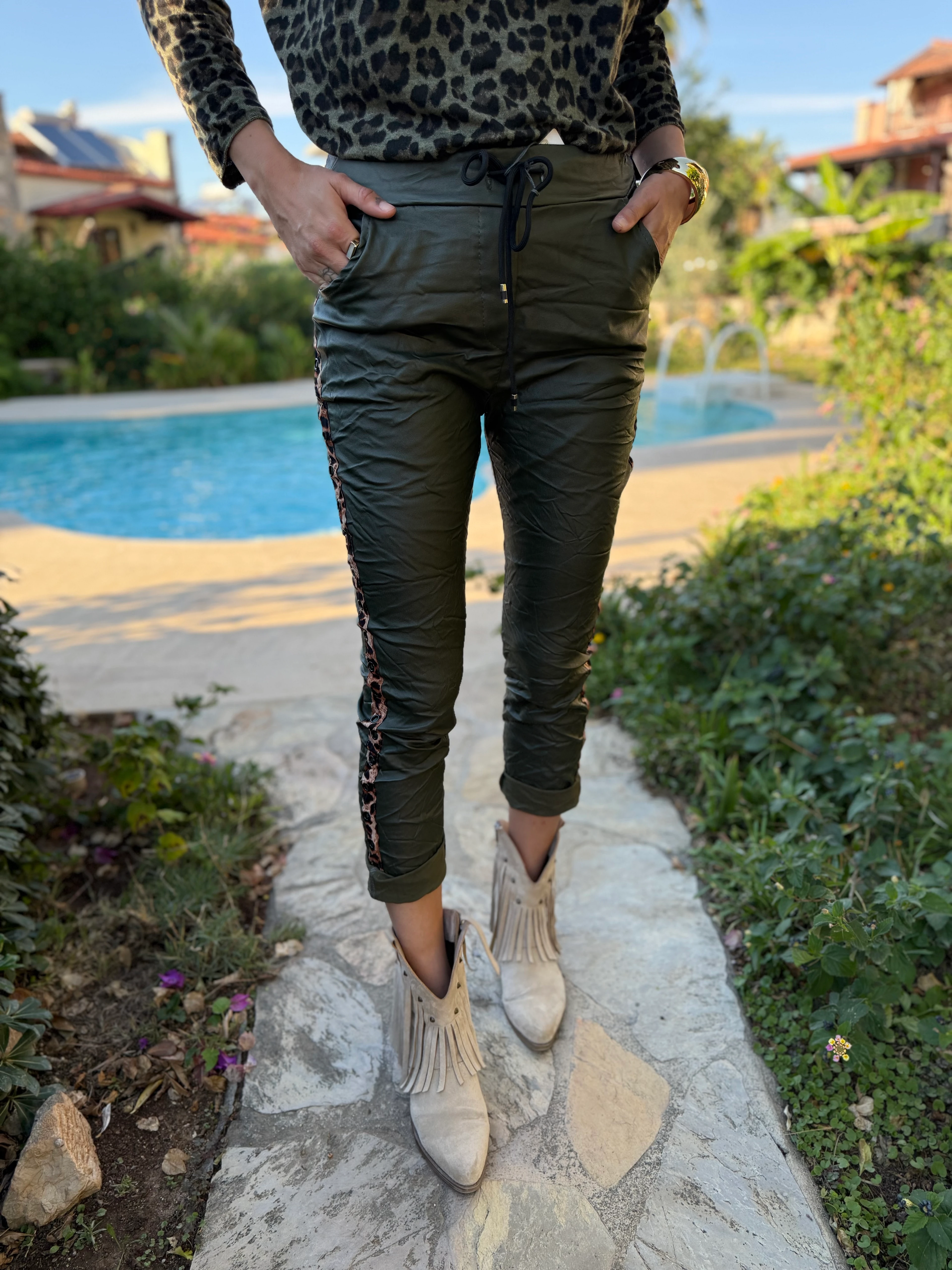 NC21970 İtalyan Yanlar Leopar Detay Zımbalı Deri Pantolon Haki