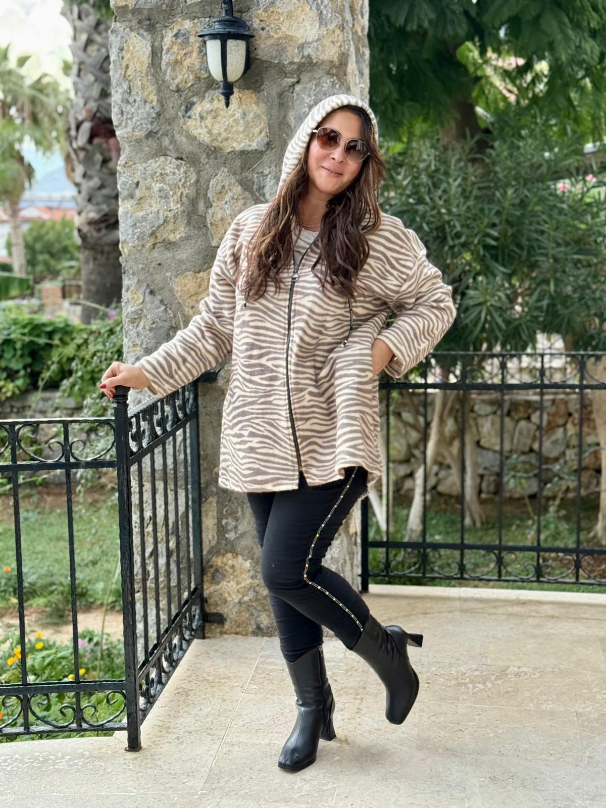 YG10926 Kapişonlu Fermuarlı Zebra Desen İtalyan Keçe Kaban