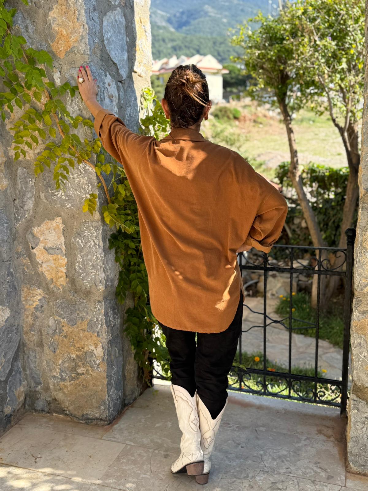 YG11439 Omuz ve Cep Detaylı İtalyan Kadife Gömlek Camel