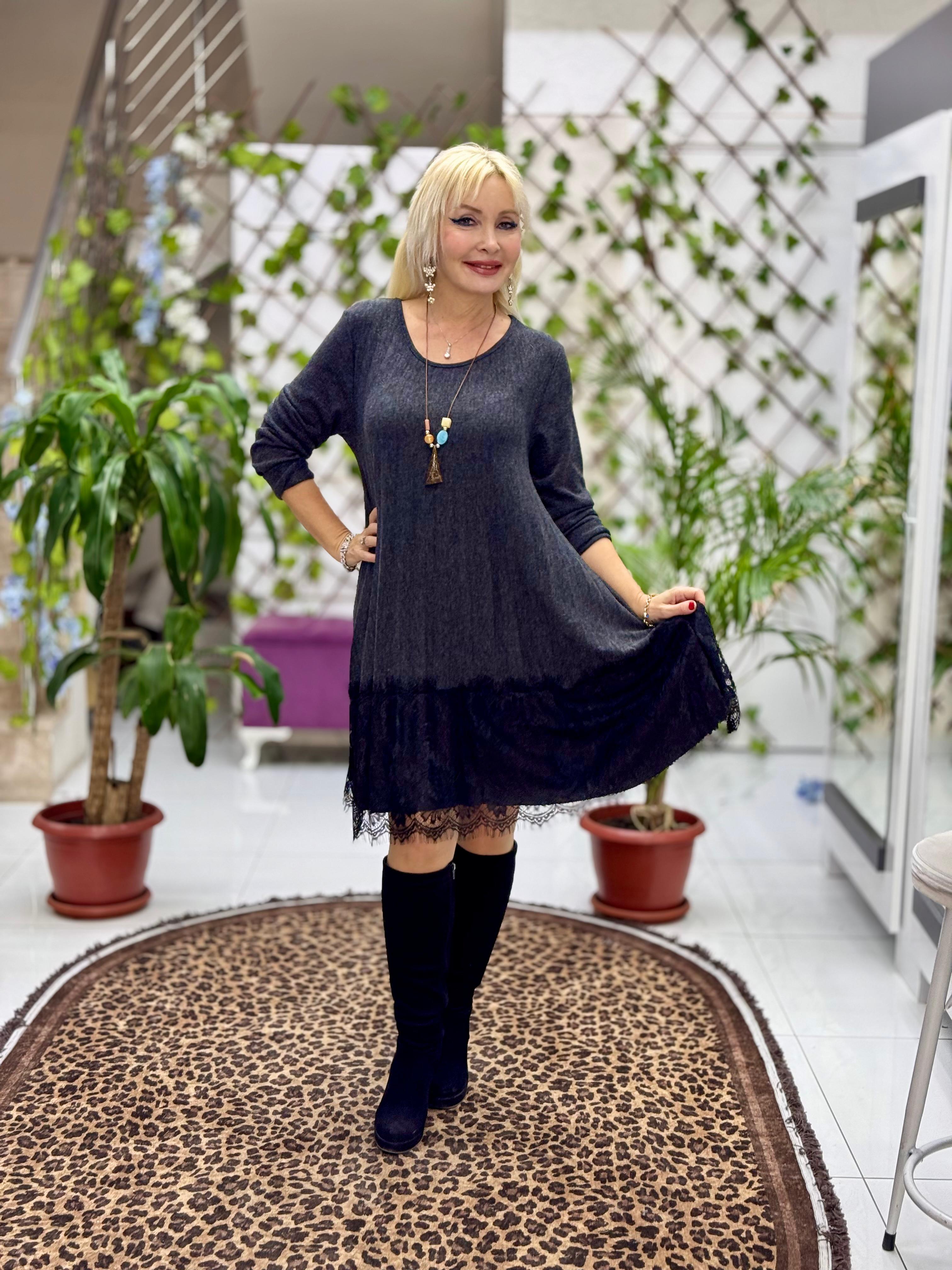 NC21868 Etek Ucu Dantelli Pileli Kolyeli İtalyan Triko Elbise Füme