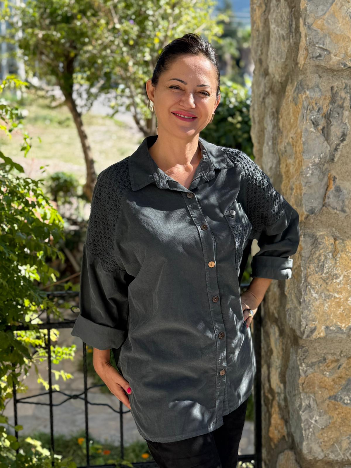 YG11439 Omuz ve Cep Detaylı İtalyan Kadife Gömlek Füme