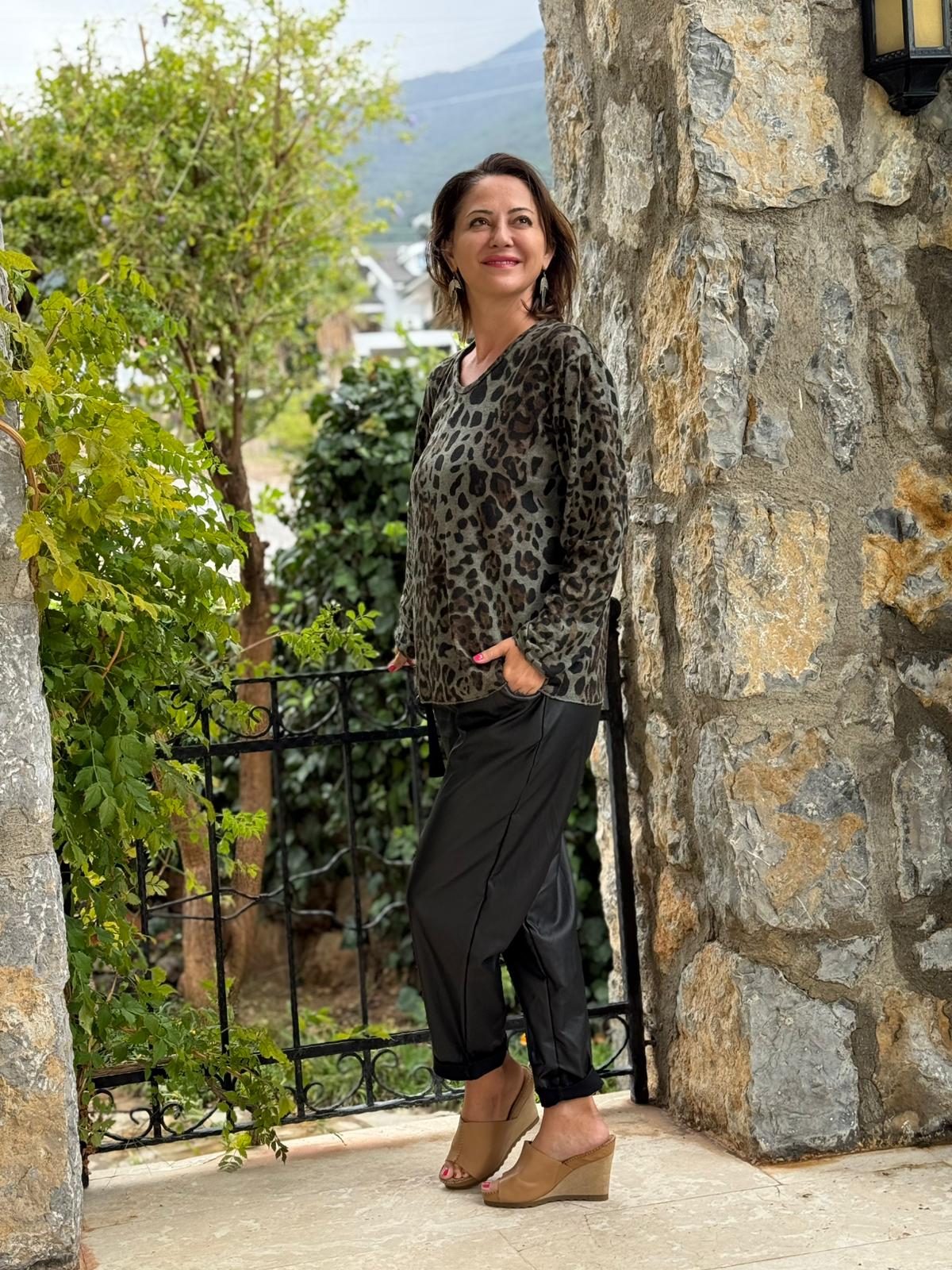 YG5710 Leopar Desenli V Yaka Uzun Kollu İtalyan Triko Bluz Haki