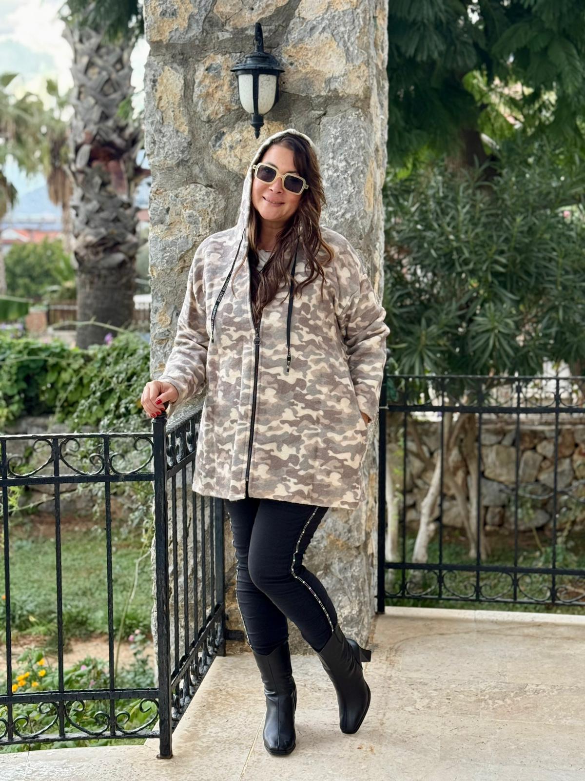 YG10926 Kapişonlu Fermuarlı Kamuflaj Desen İtalyan Keçe Kaban