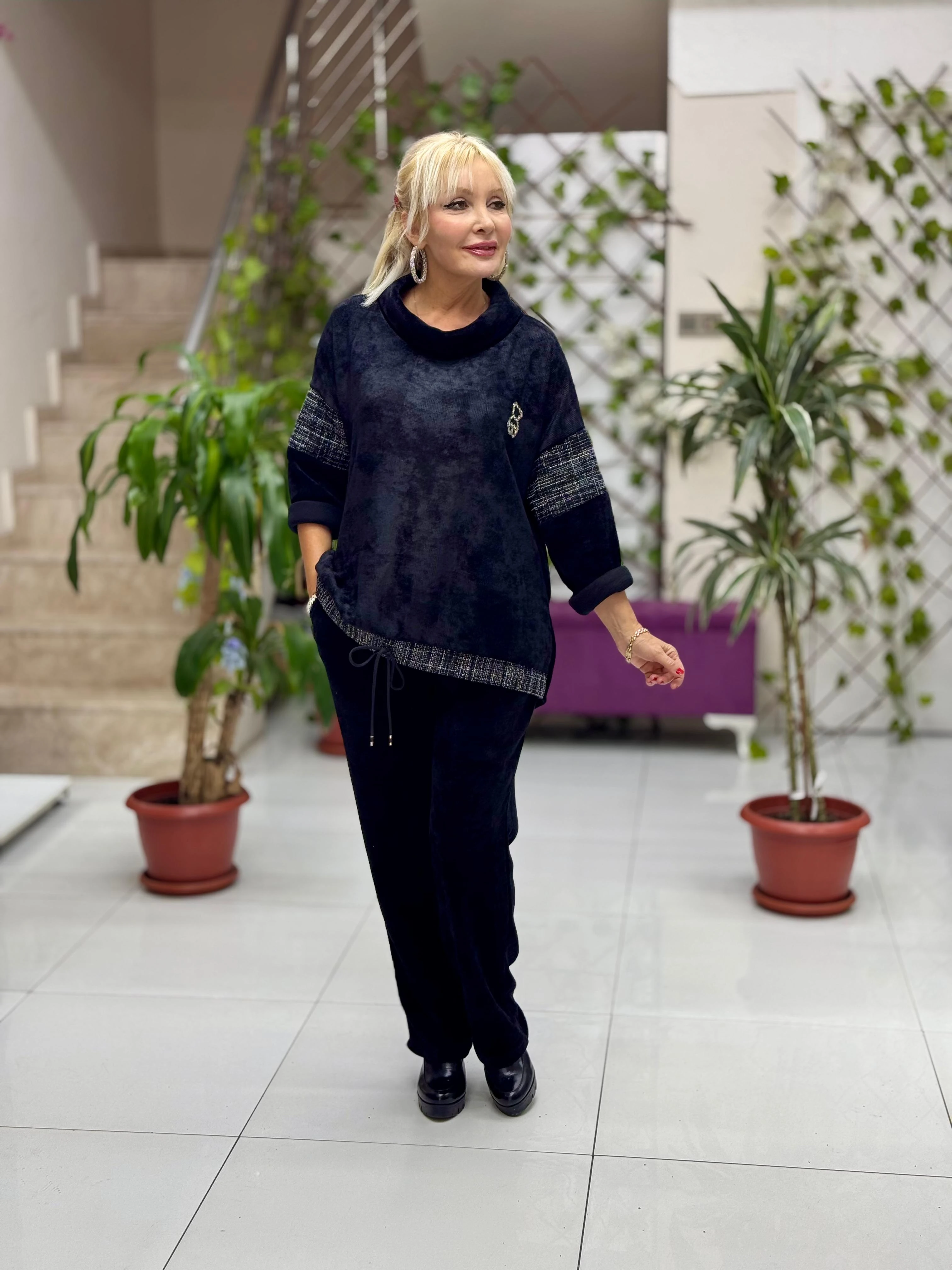 NC15517 Degaje Yaka Ayıcık Taşlı İtalyan Kadife Takım Siyah