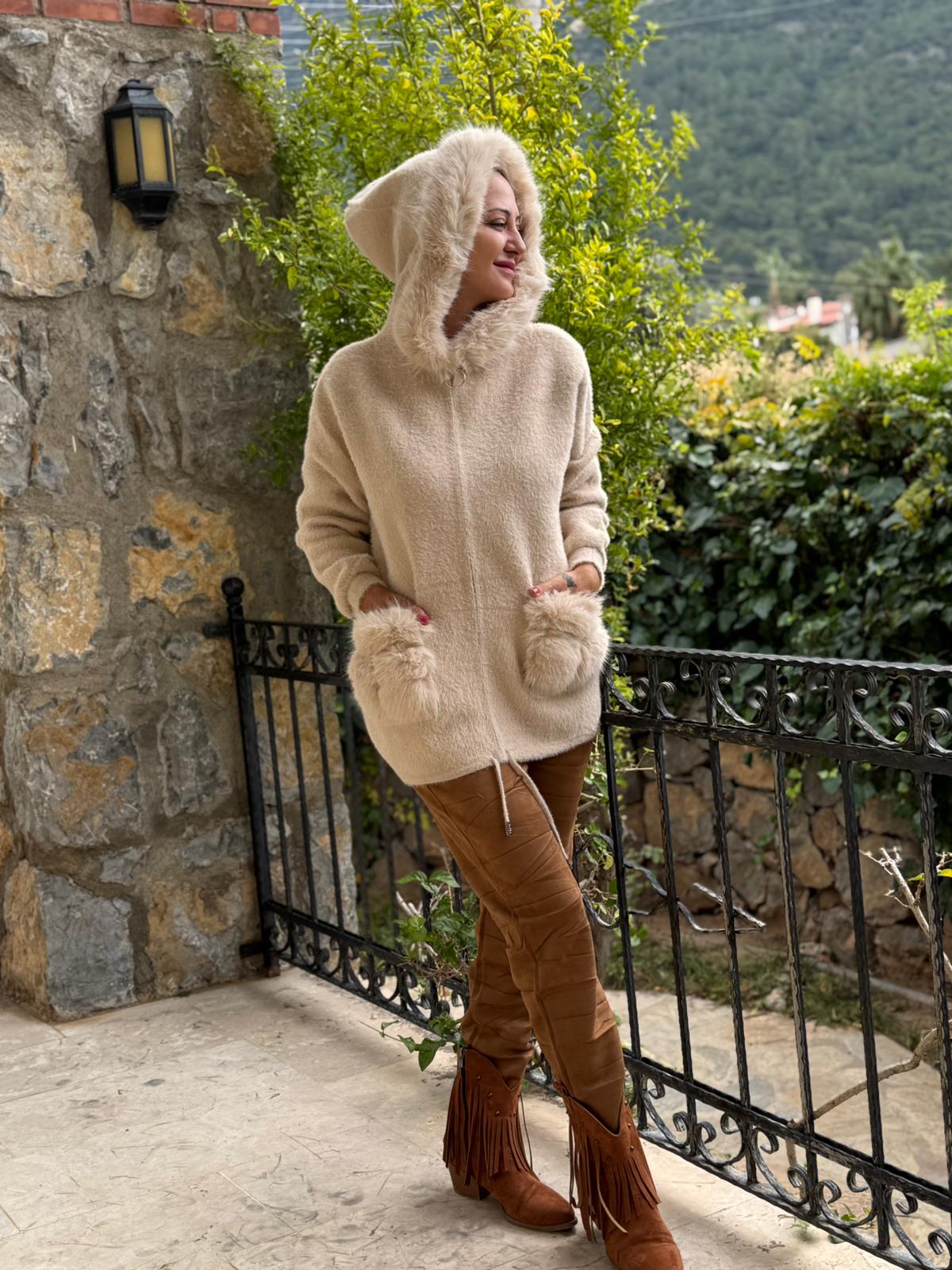 N33035 Abrigo Angora Con Capucha Y Bolsillos Crema