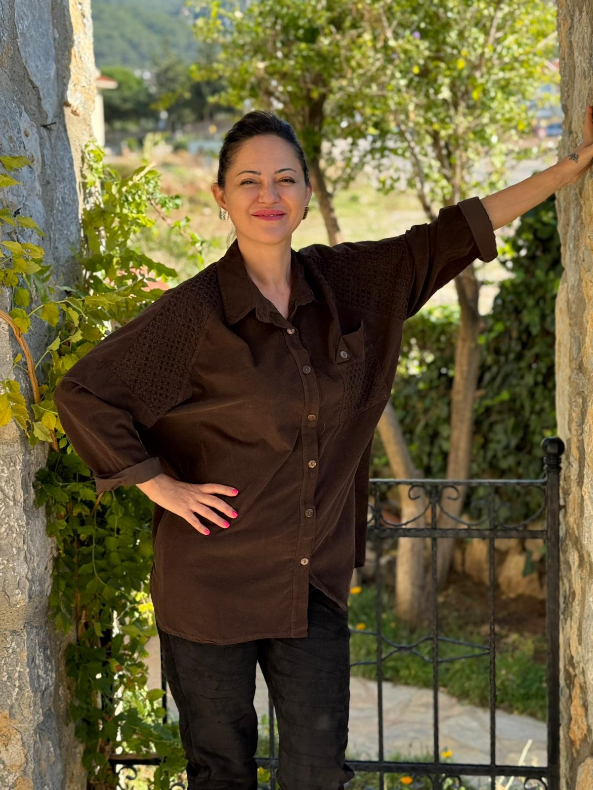 YG11439 Omuz ve Cep Detaylı İtalyan Kadife Gömlek Kahverengi