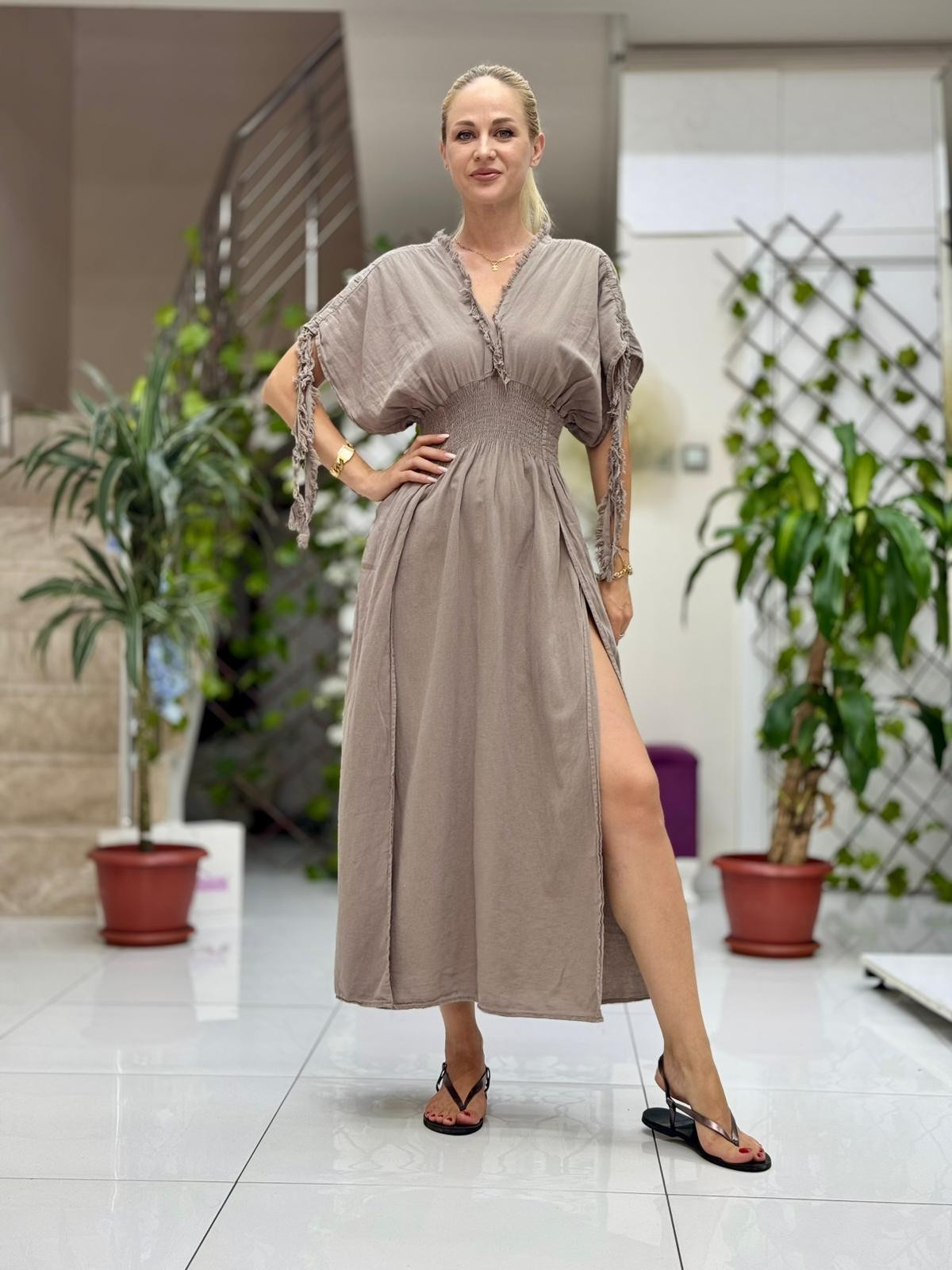 PT242500 Beli Lastikli Yaka Omuz Püsküllü Derin Yırtmaçlı Coton Elbise Vizon