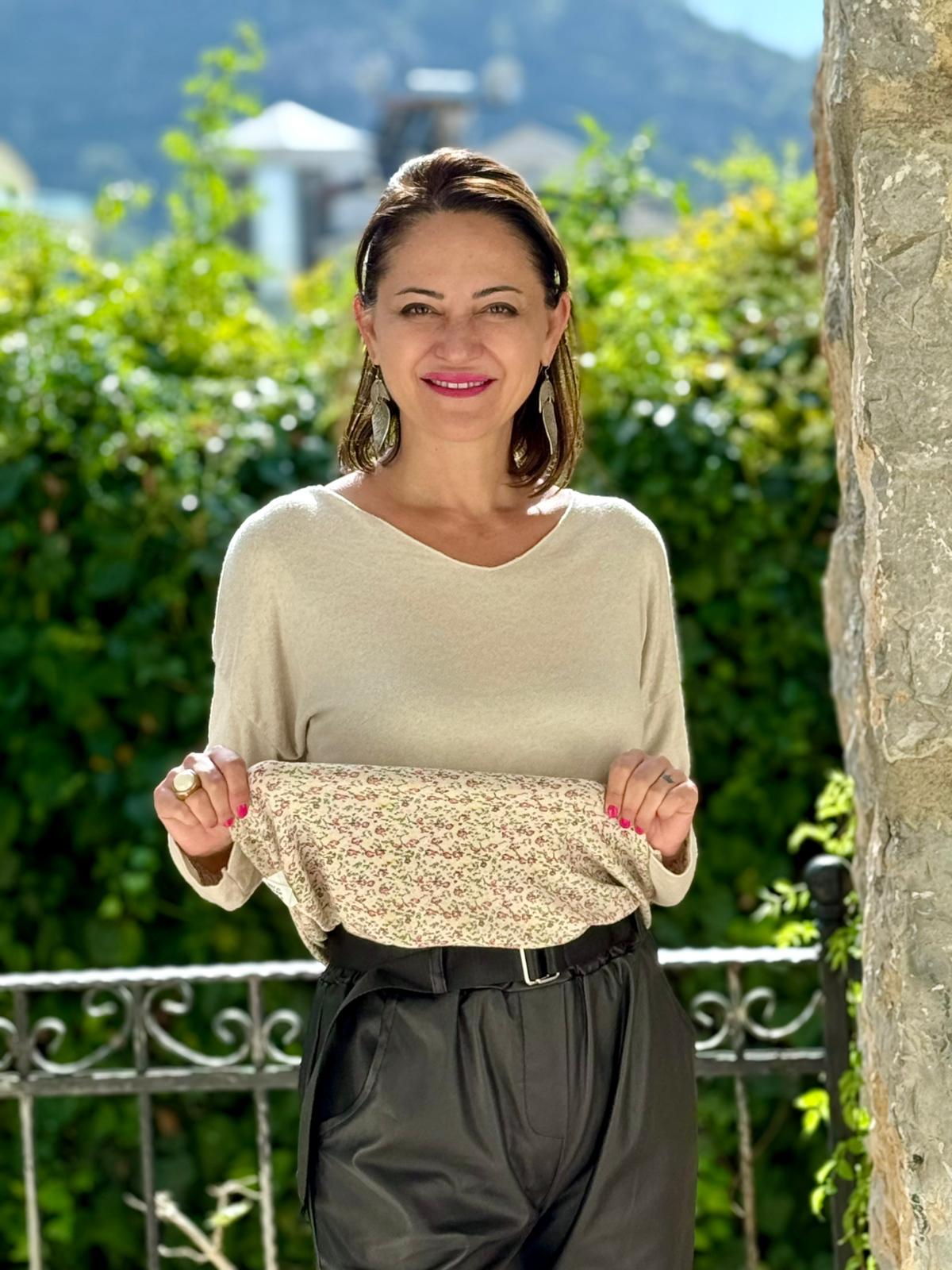 YG5901 İçi Çiçekli V Yaka İtalyan Triko Bluz Krem