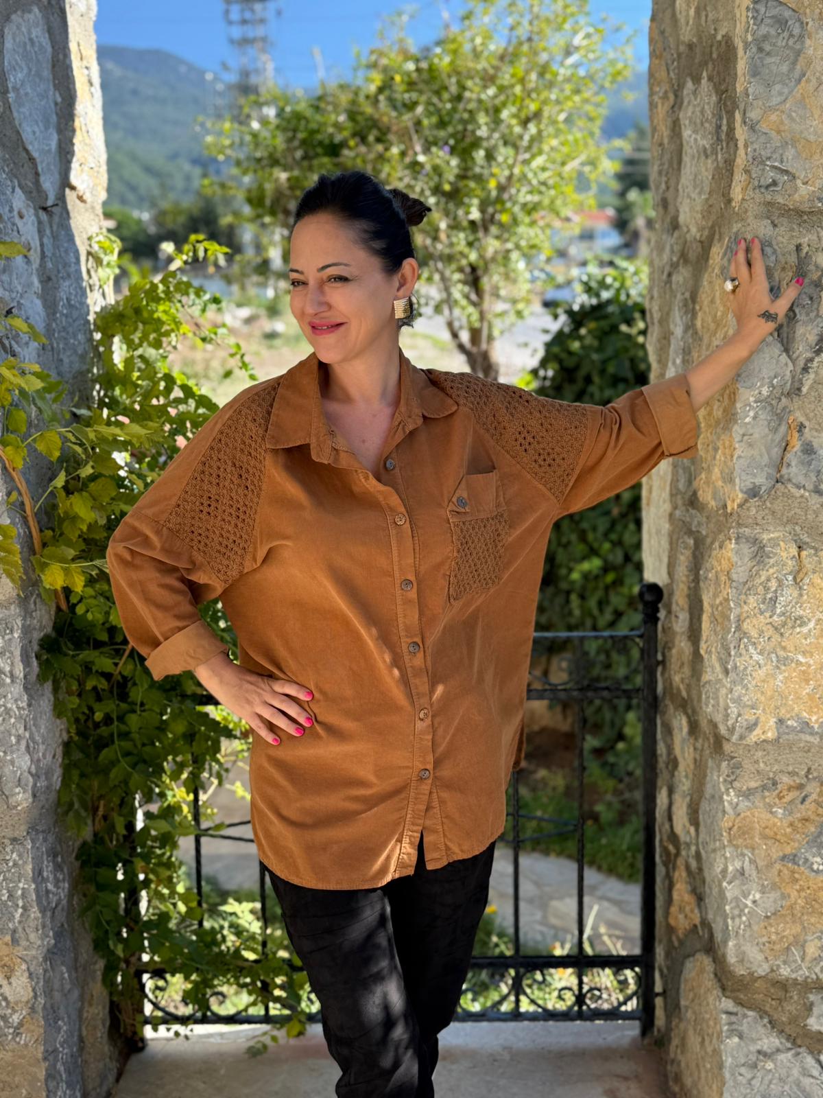 YG11439 Omuz ve Cep Detaylı İtalyan Kadife Gömlek Camel