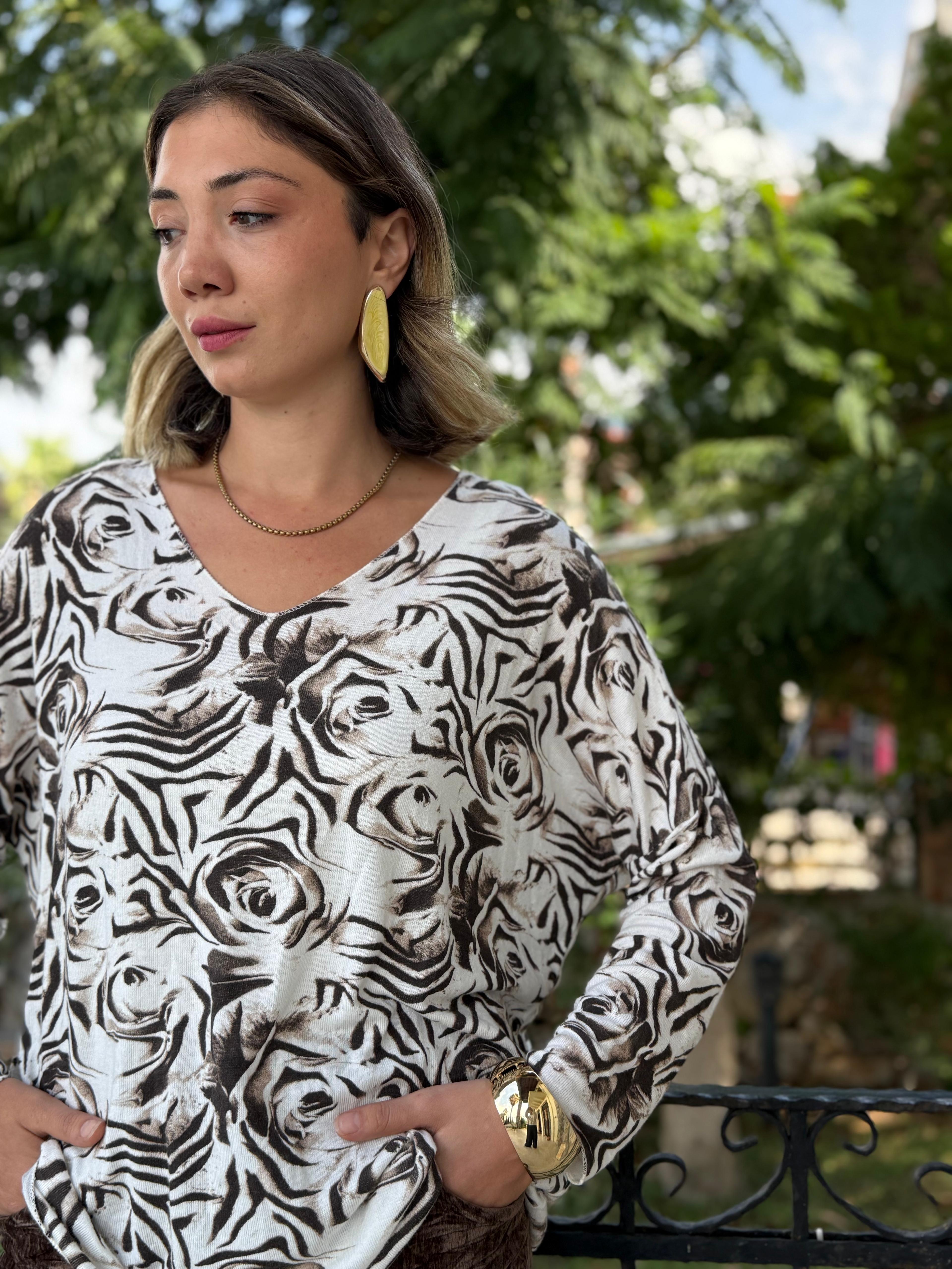 NC1128A İtalyan V Yaka Gül Desenli Triko Bluz Ekru
