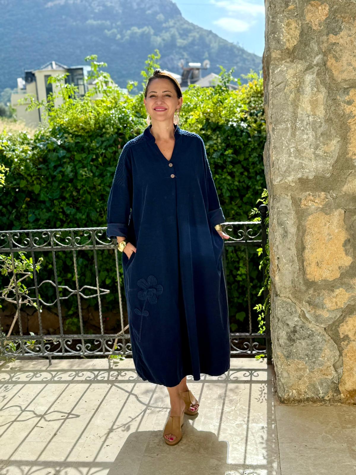 YG11383 Omuz Güpürlü Çiçekli İtalyan Kadife Elbise Lacivert