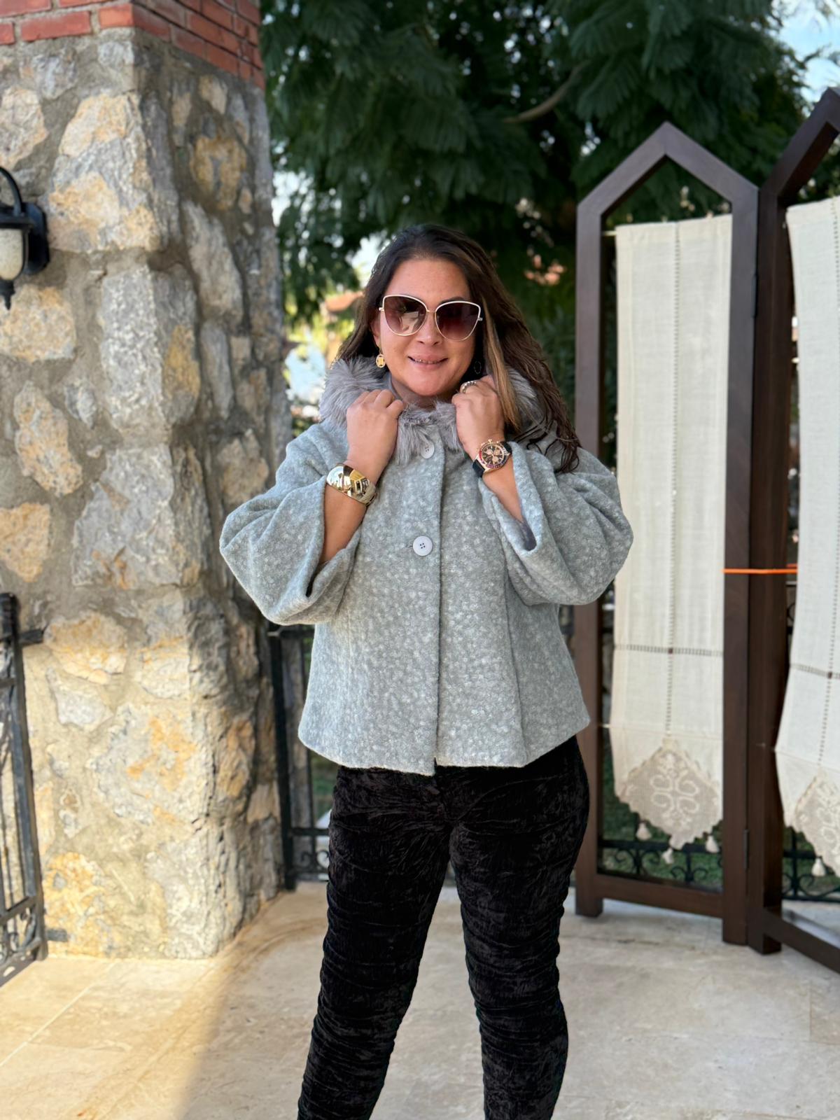 YG9190 Kürklü Düğmeli İtalyan Keçe Panço Ceket Gri