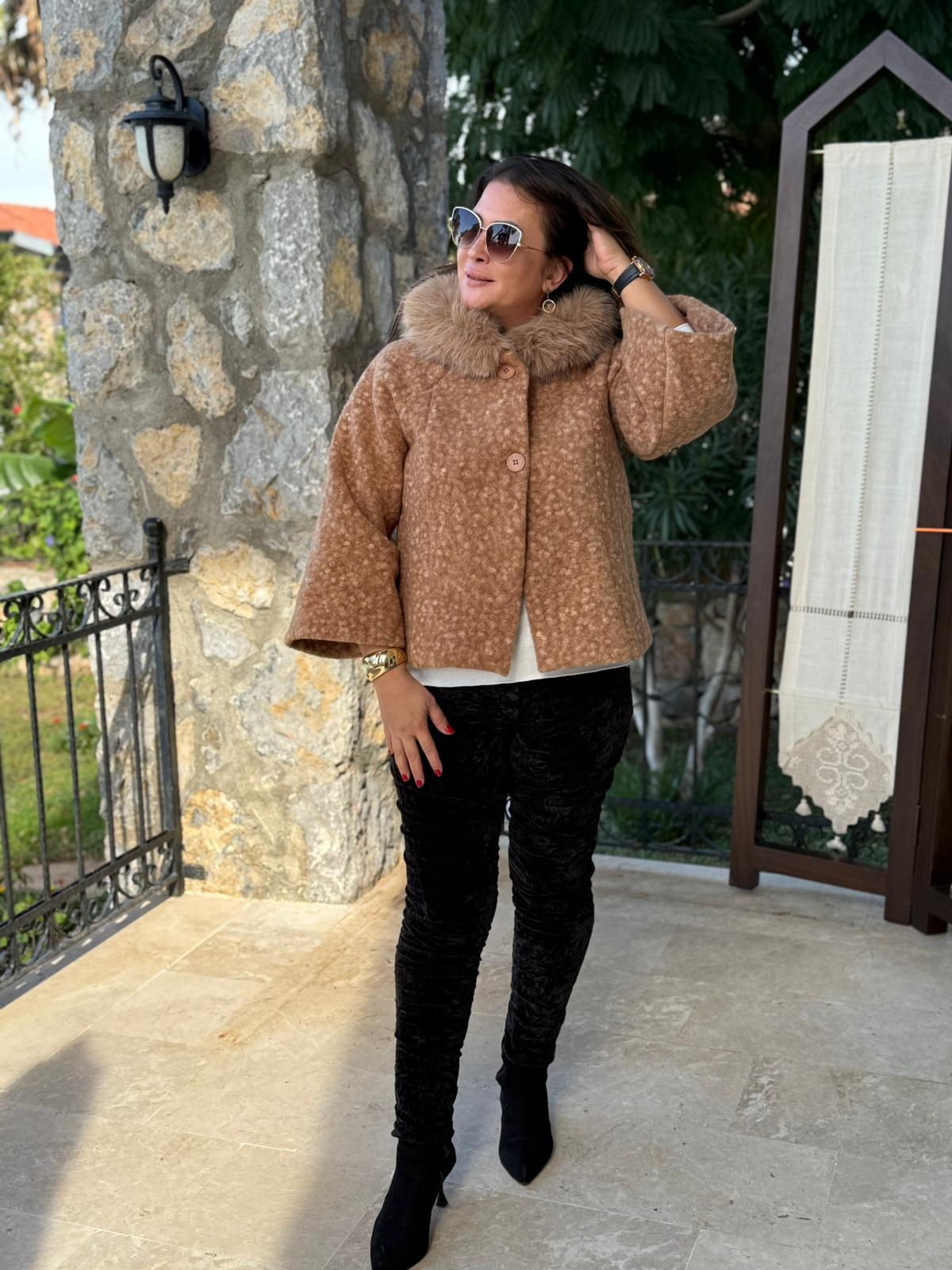 YG9190 Kürklü Düğmeli İtalyan Keçe Panço Ceket Camel