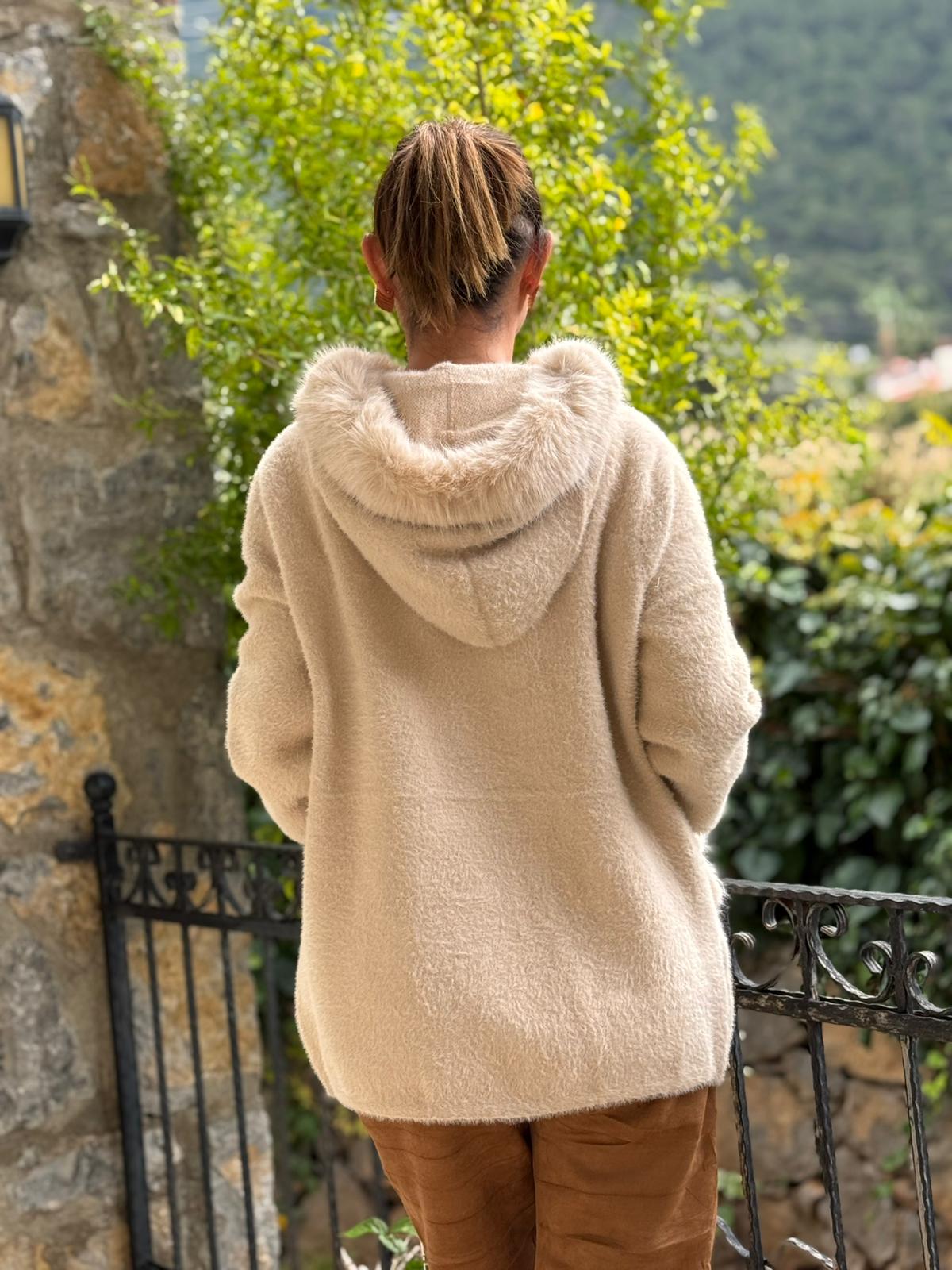 N33035 Abrigo Angora Con Capucha Y Bolsillos Crema