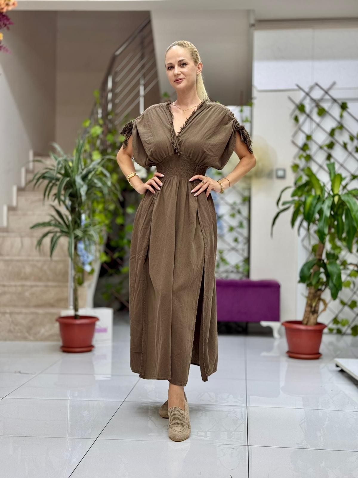 PT242500 Beli Lastikli Yaka Omuz Püsküllü Derin Yırtmaçlı Coton Elbise Kahve