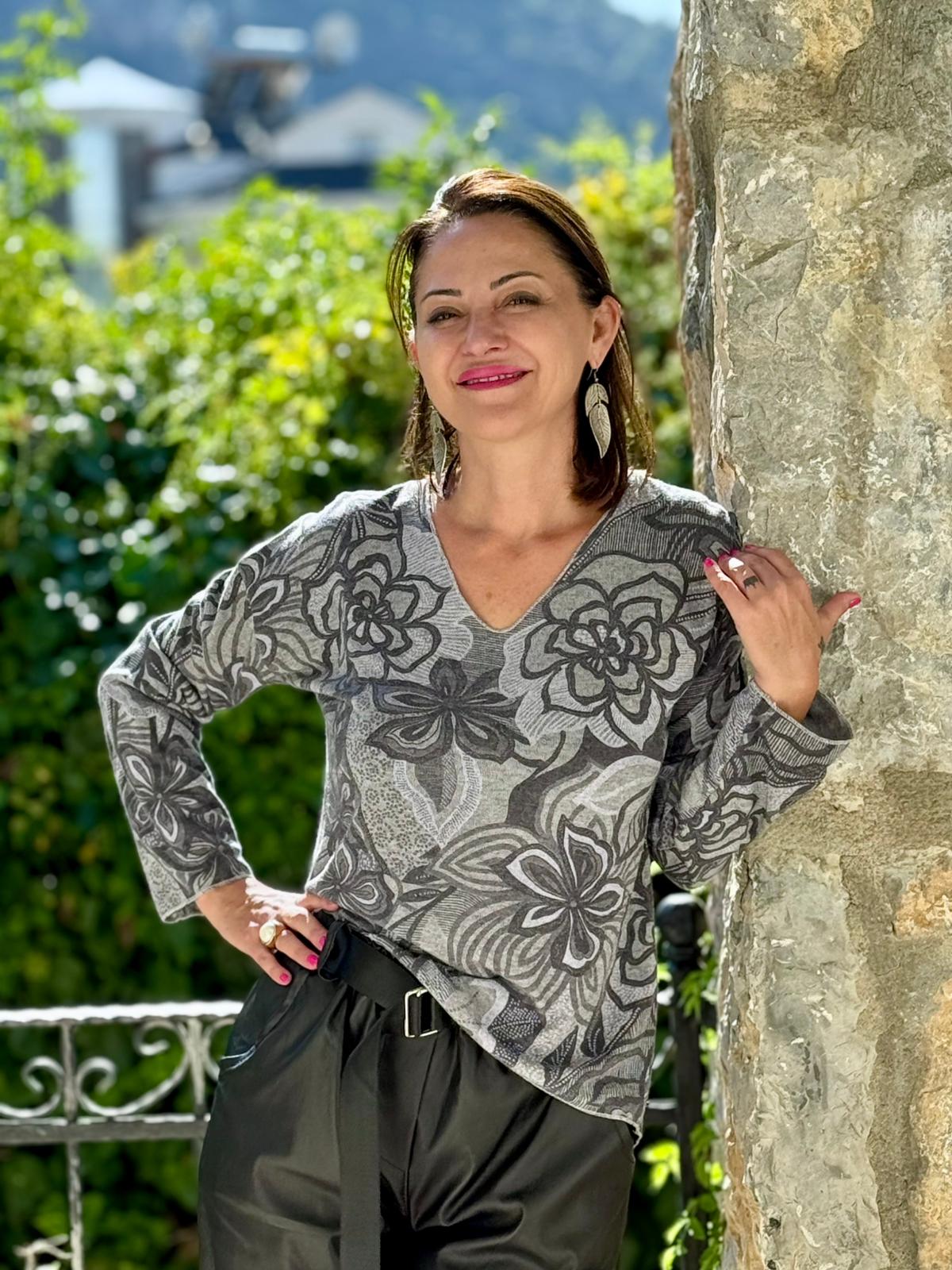 YG7036 Çiçek Desenli V Yaka İtalyan Triko Bluz Gri