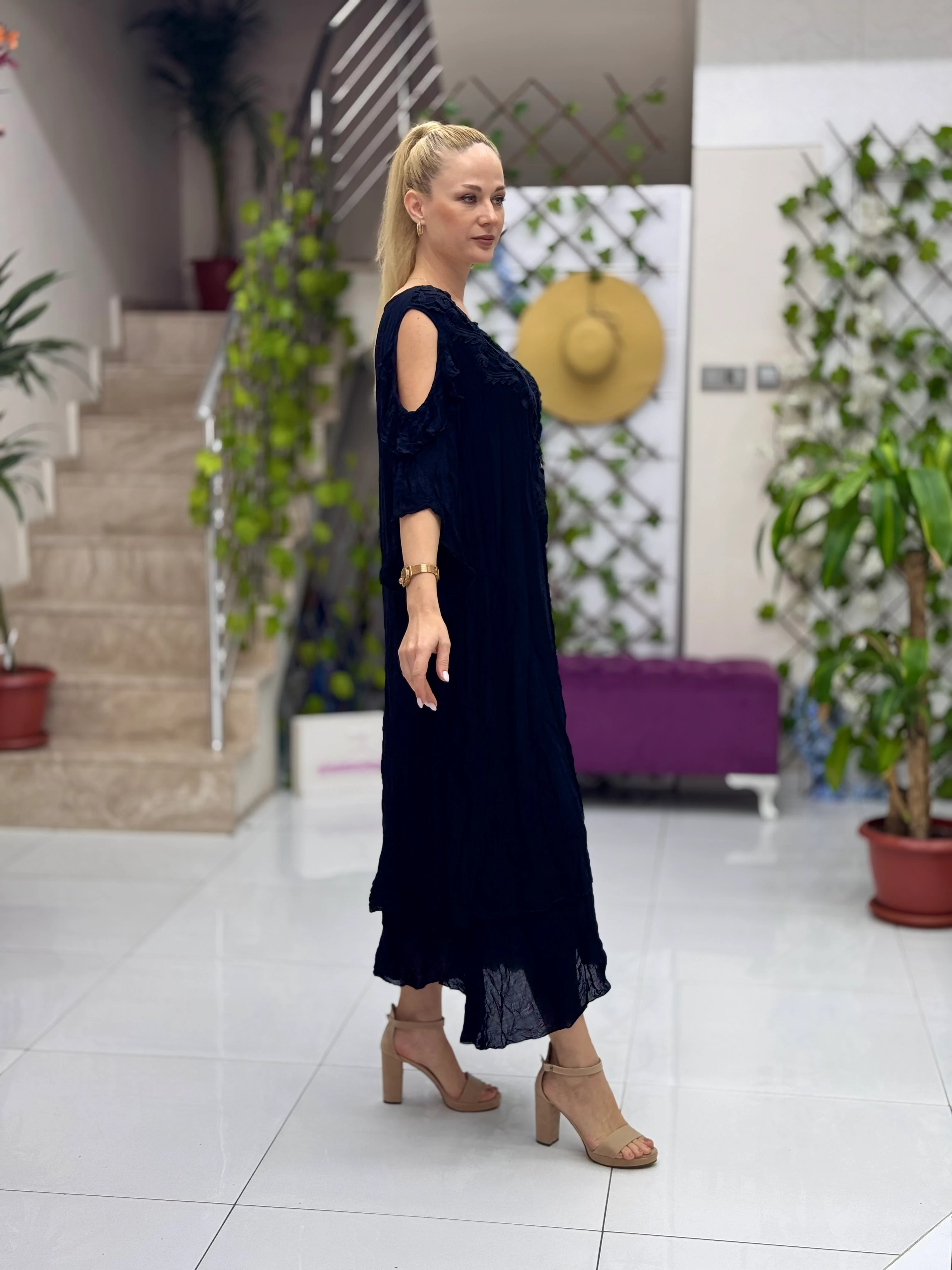 M7206 Vestido de gasa con ventana en los hombros Negro