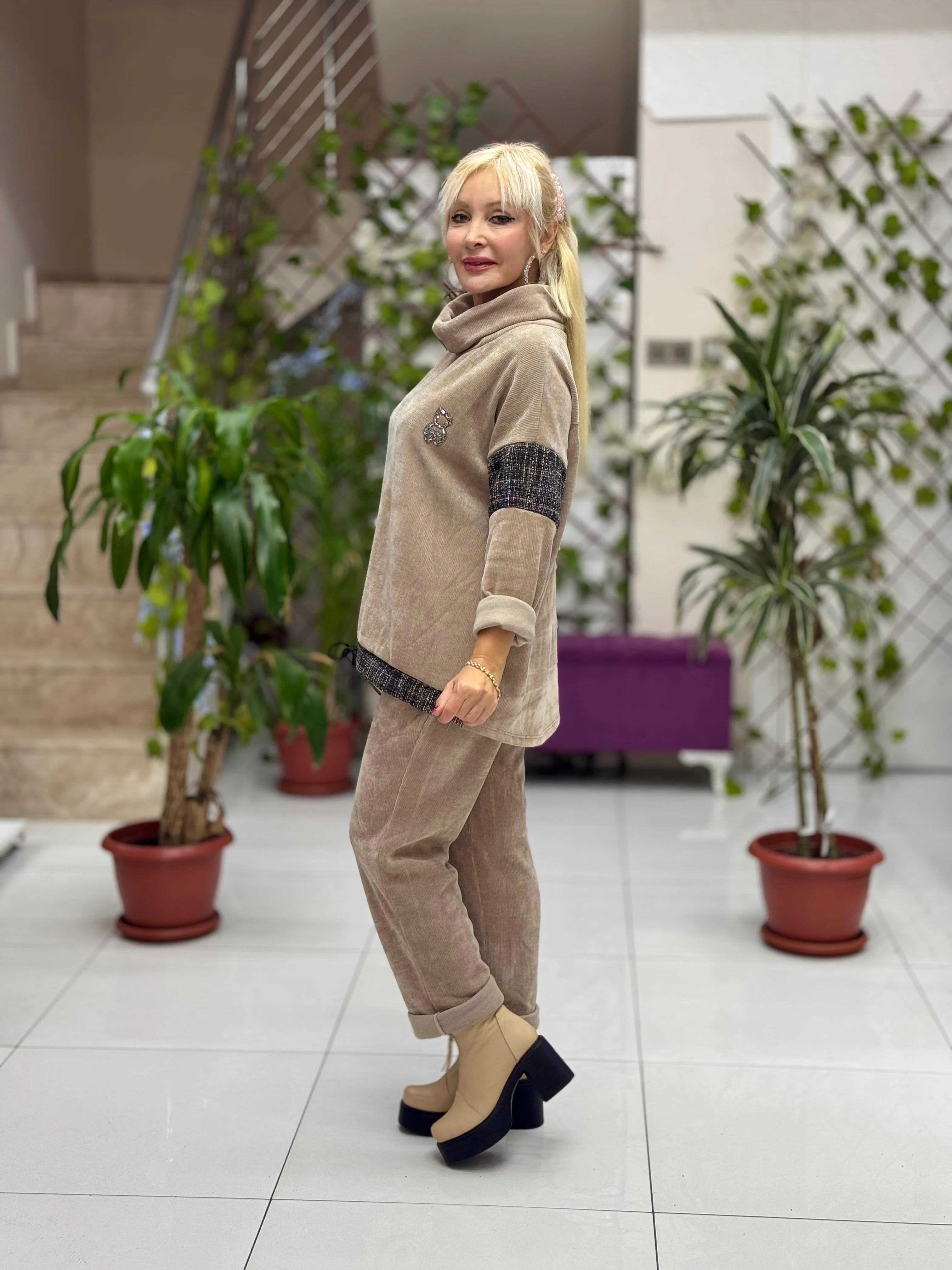 NC15517 Degaje Yaka Ayıcık Taşlı İtalyan Kadife Takım Vizon