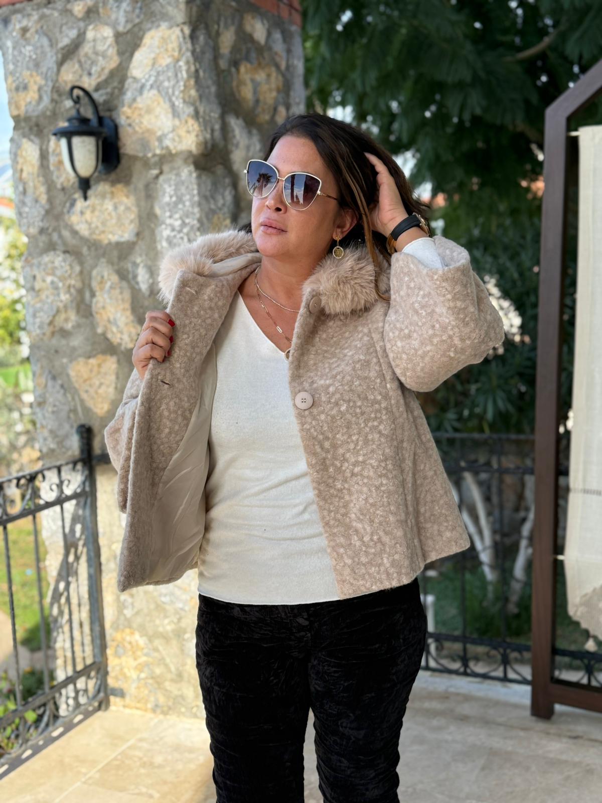 YG9190 Kürklü Düğmeli İtalyan Keçe Panço Ceket Krem