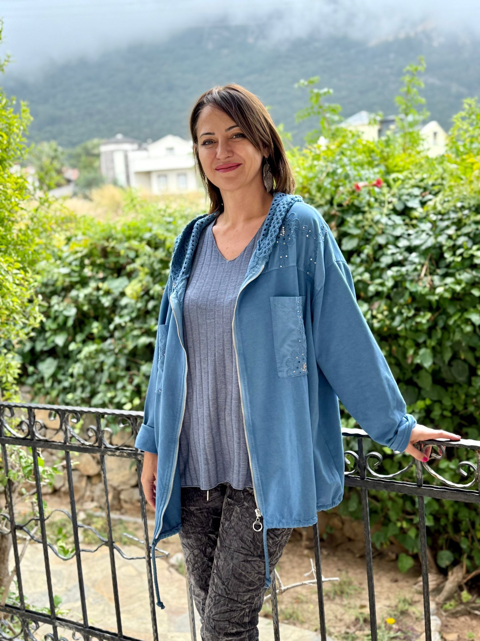 YG11344 Kapişonlu Güpürlü İtalyan Pulpayetli Ceket Mavi