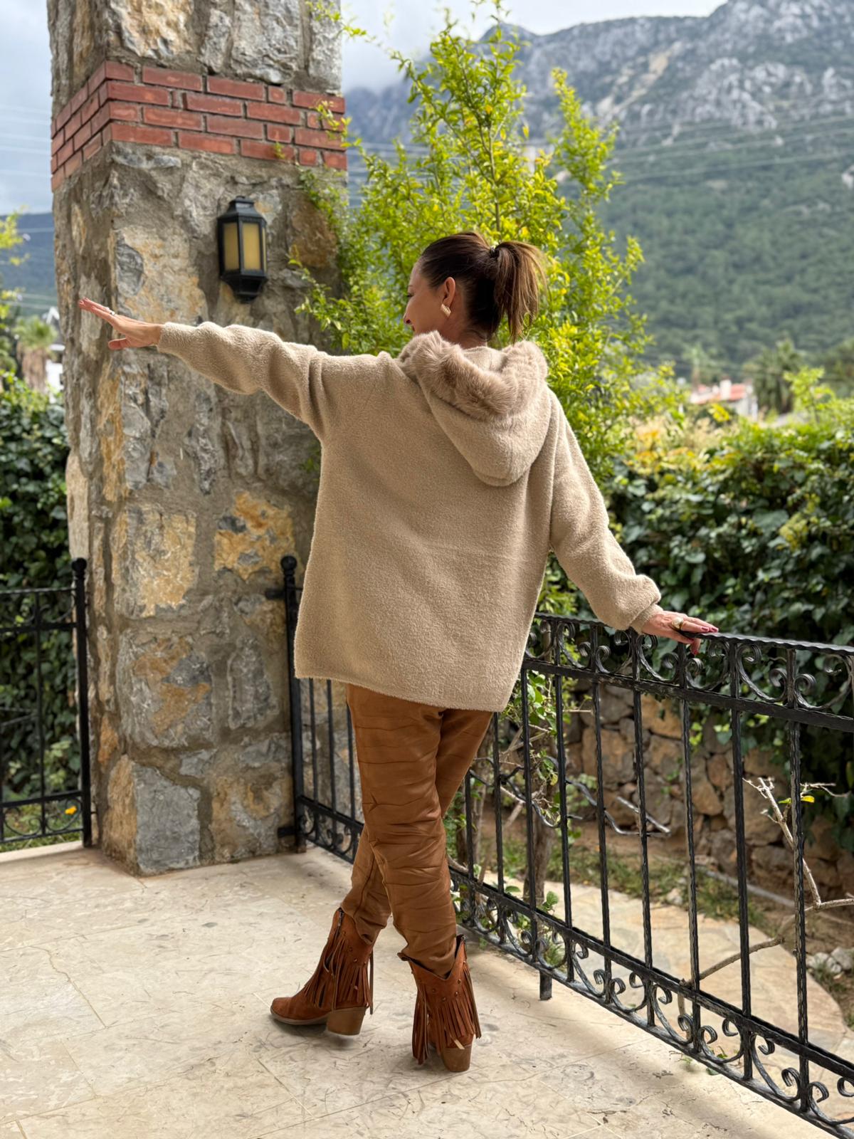 N33035 Abrigo Angora Con Capucha Y Bolsillos Crema